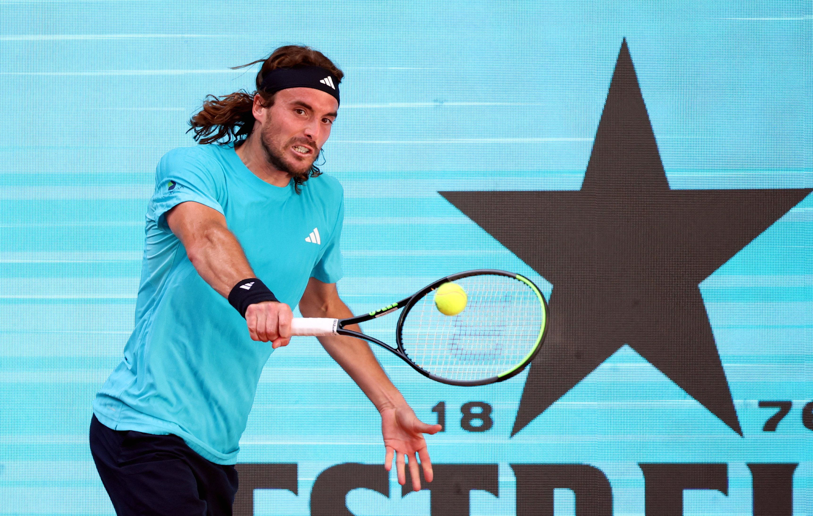 Pol&eacute;mica en Madrid: el pelotazo de Stefanos Tsitsipas que noque&oacute; al compa&ntilde;ero de Guido Andreozzi en un partido de dobles 