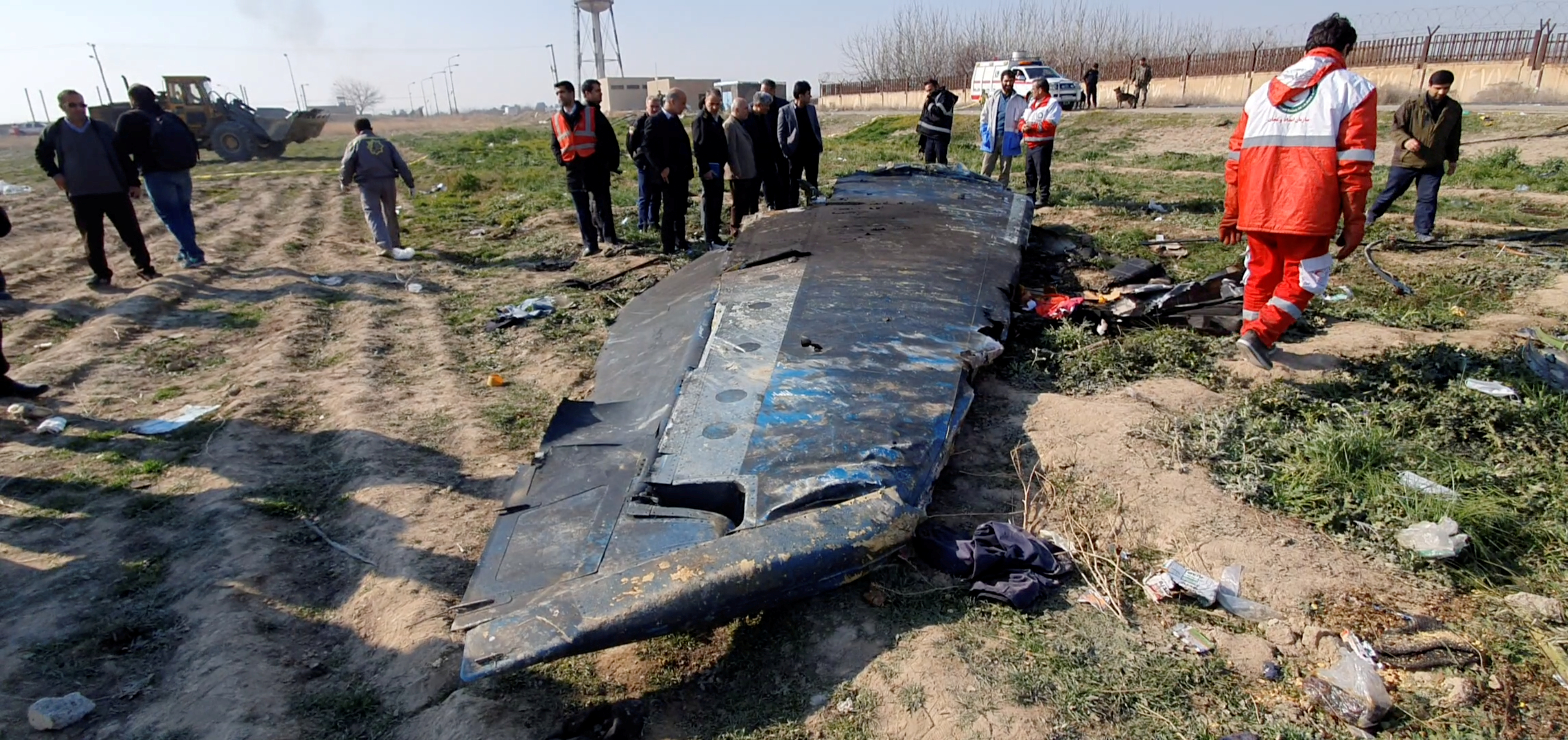 FOTO DE ARCHIVO: Vista general de los escombros del avión Boeing 737-800 de Ukraine International Airlines, vuelo PS752 que se estrelló después de despegar del aeropuerto iraní Imam Khomeini, en las afueras de Teherán, Irán, el 8 de enero de 2020. captura obtenida de un video de las redes sociales a través de REUTERS
