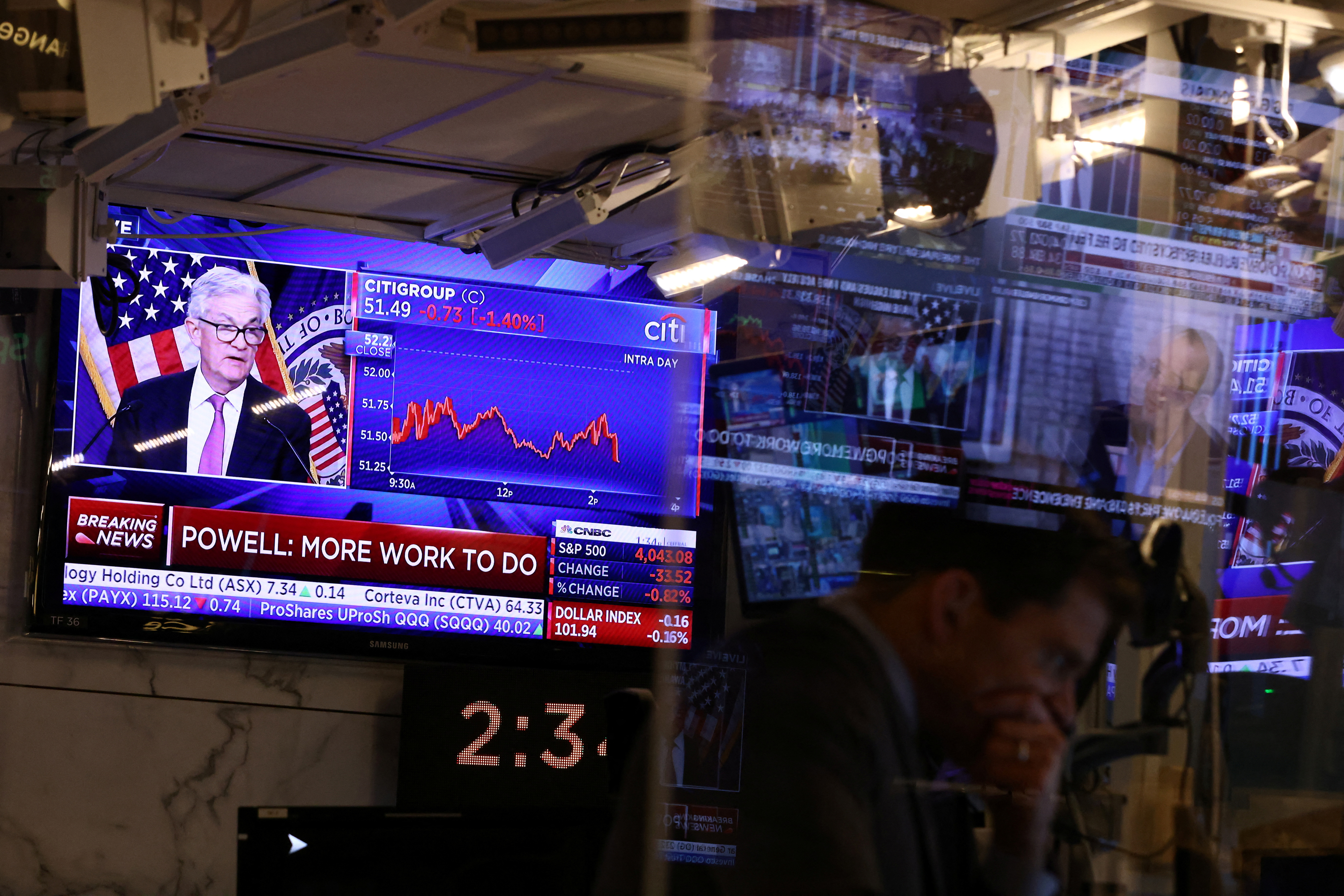 Federal Reserve Board Chairman Jerome Powell appears on a screen on the trading floor of the New York Stock Exchange (NYSE) during a news conference following a Fed rate announcement, in New York City, U.S., February 1, 2023. REUTERS/Andrew Kelly