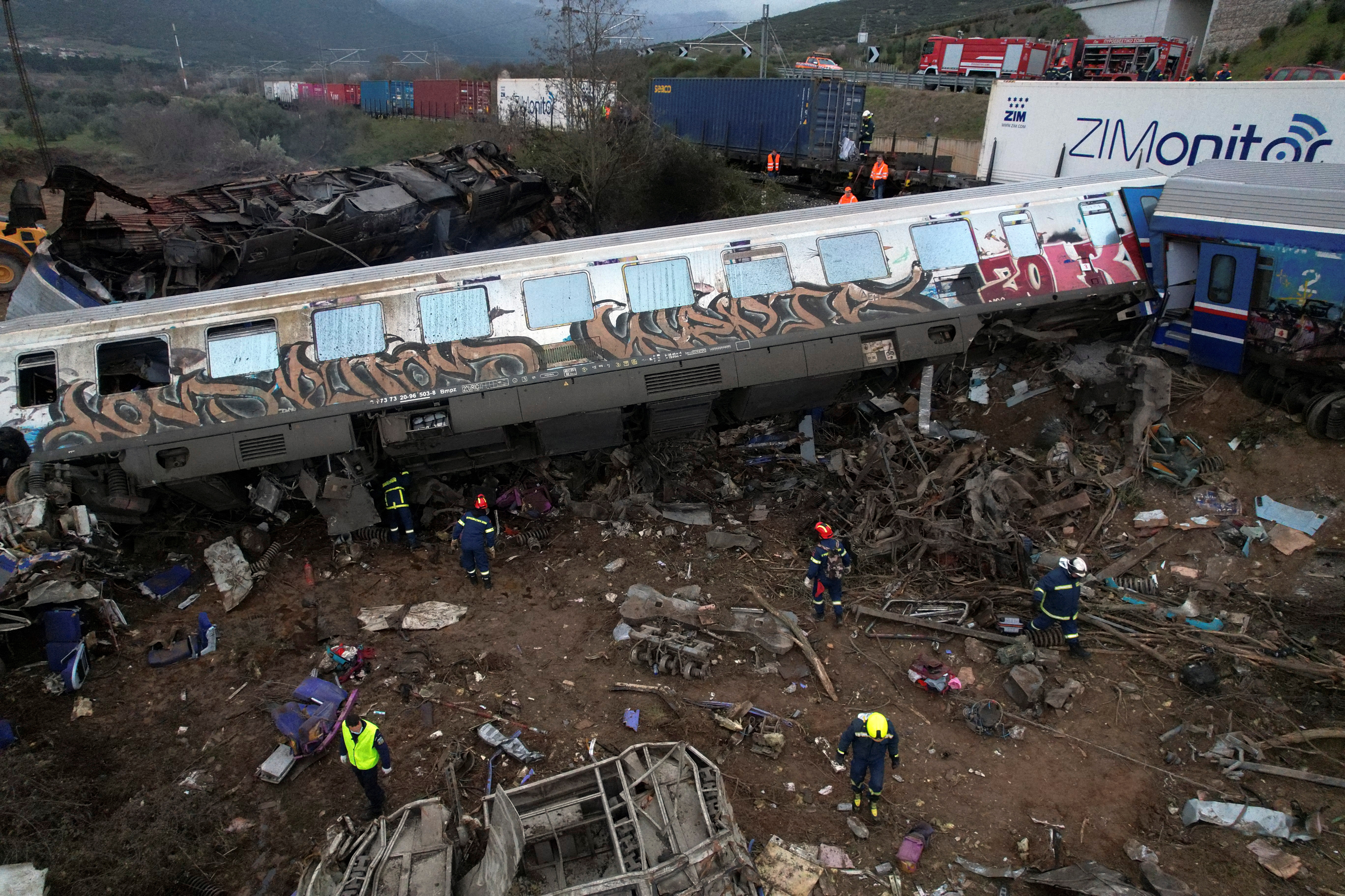 Varios vagones quedaron apilados tras el siniestro. (REUTERS/Alexandros Avramidis)