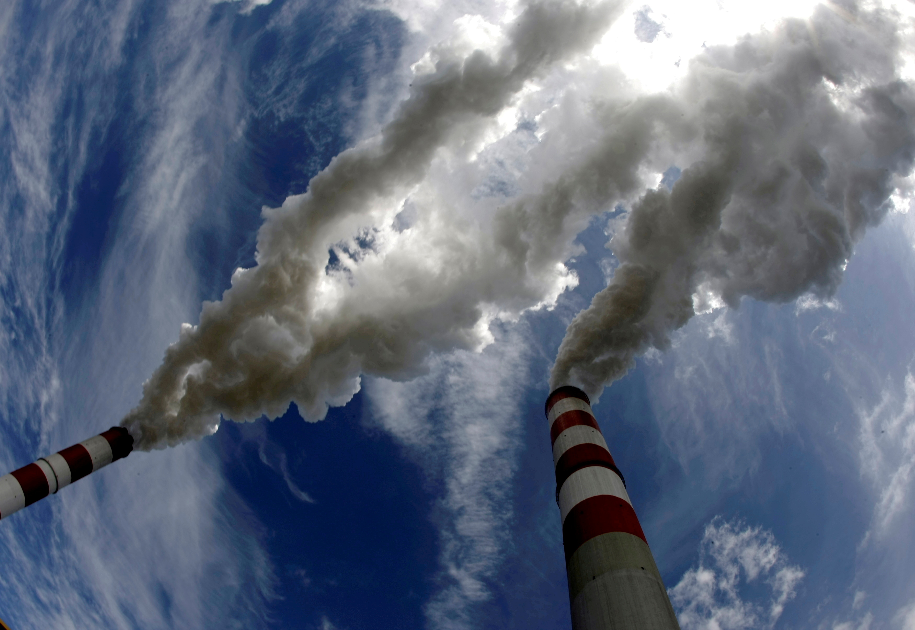 Ondas de humo de las chimeneas de la central eléctrica de Belchatow, la central eléctrica de carbón más grande de Europa (Foto: REUTERS)
