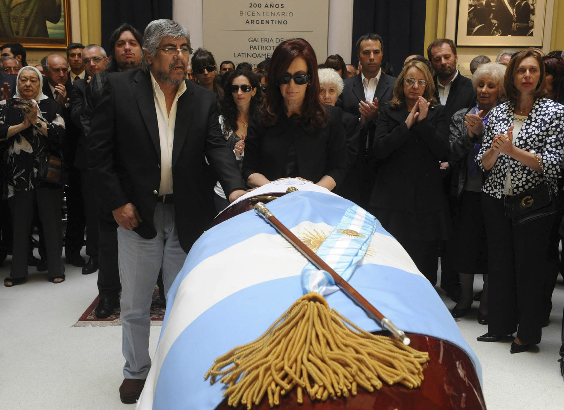 La calidez que tuvo Cristina Fernández de Kirchner con los presidentes latinoamericanos o las Madres y Abuelas de Plaza de Mayo no fue tal cuando quedó frente al líder camionero Hugo Moyano, a quien saludó con un gesto más distante. Durante mucho tiempo circularon rumores de que antes de morir Kirchner y Moyano habían discutido. Los hechos fueron desmentidos más tarde por Cristina Kirchner, pero nunca se sabrá ciertamente si la bronca de esa pelea provocó el infarto que mató al ex presidente argentino (Reuters)