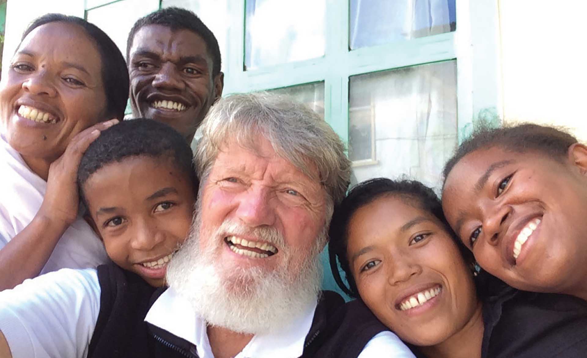 El sacerdote ya tiene 72 años, hace cinco décadas vive en Madagascar y hace treinta años fundó Akamasoa. Según la asociación humanitaria fundada por Opeka, por ejemplo, en 2017 fueron 30.000 las personas que recibieron asistencia temporaria, y más de 13.000 chicos se encontraban escolarizados, desde el nivel inicial hasta el terciario