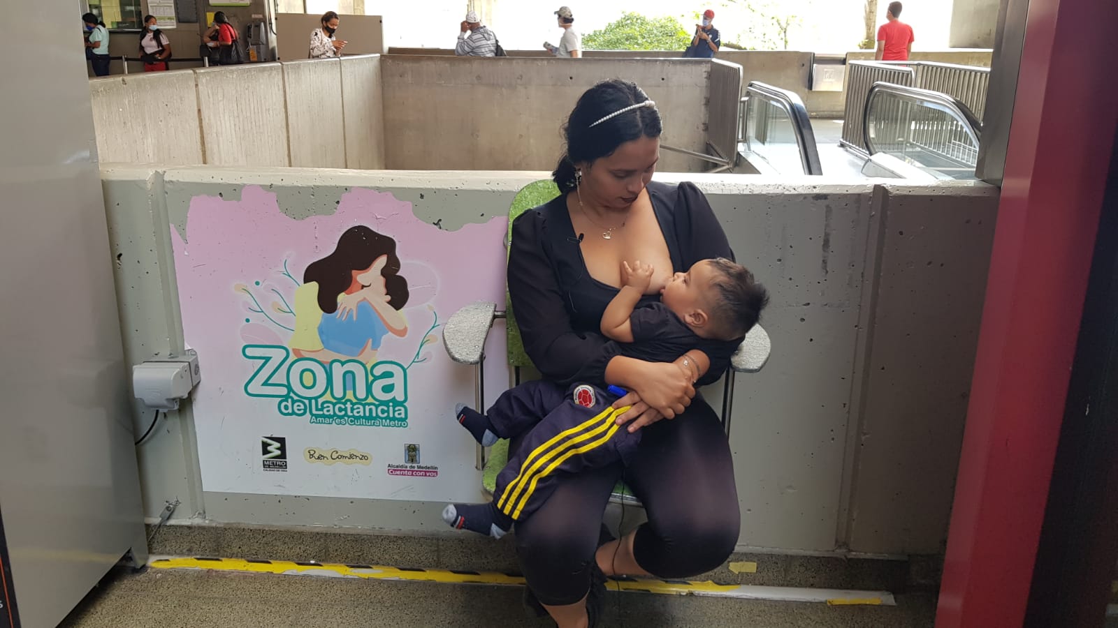 Identificaron a la mujer criticada por un tuitero por amamantar a su hijo en el metro de Medellín