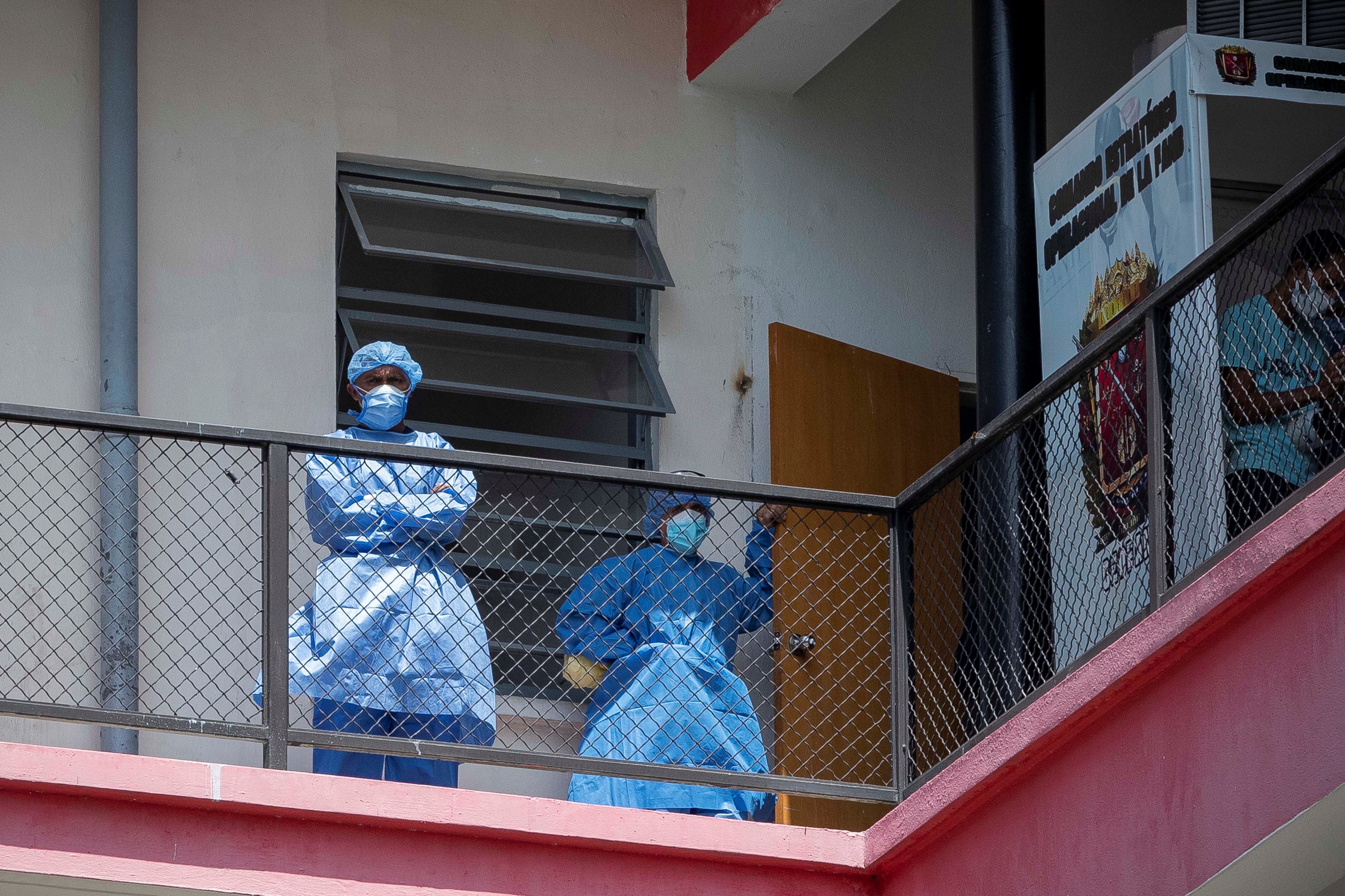 Dos trabajadores de la salud en el Hospital Universitario de Caracas. EFE/ Rayner Peña/Archivo