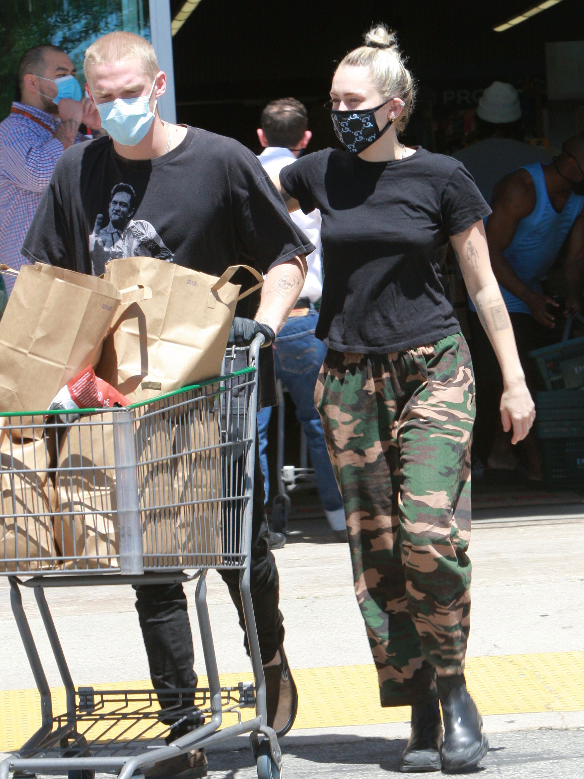 Miley Cyrus y Cody Simpson en Los Ángeles  (Shutterstock)