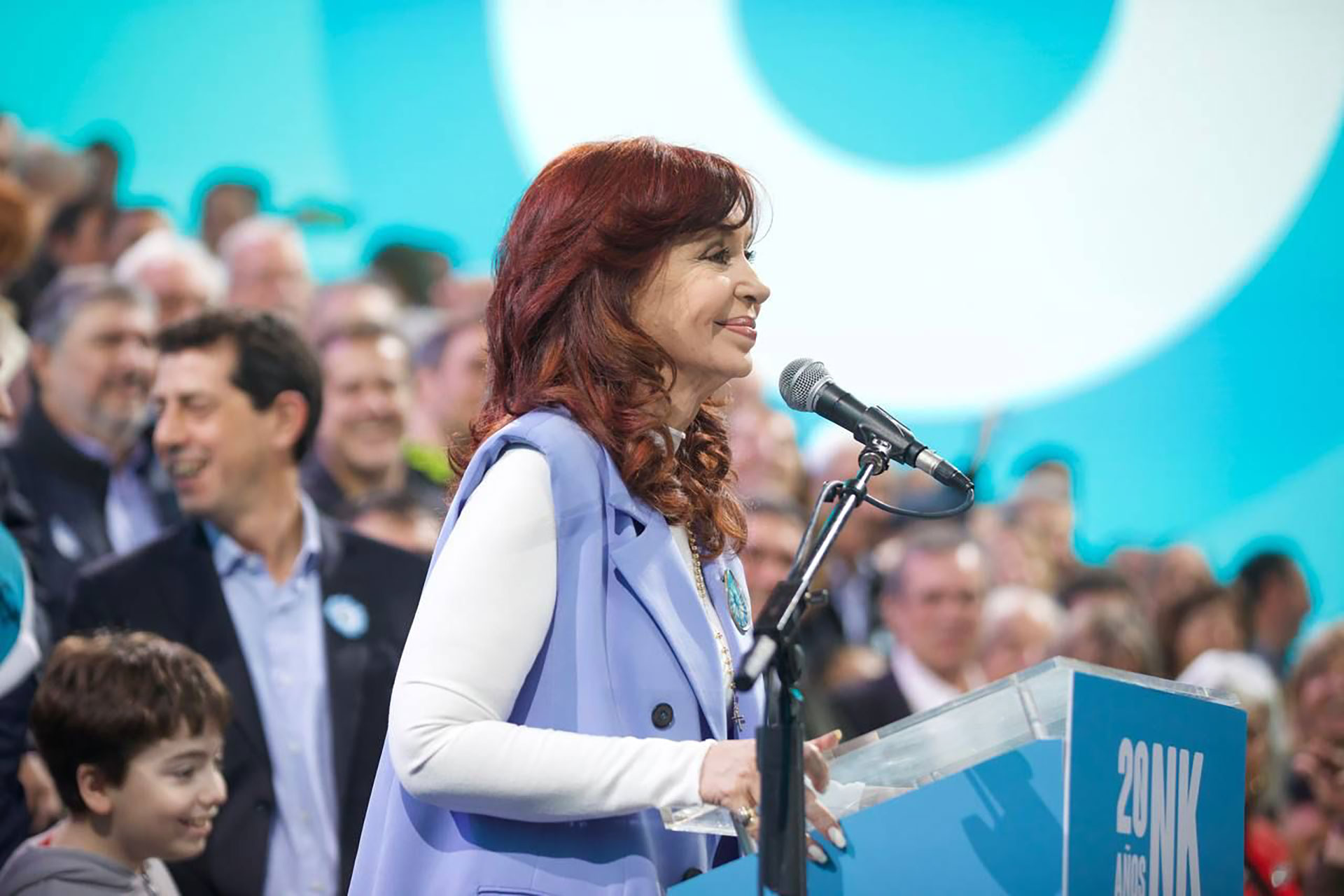 La vicepresidenta Cristina Kirchner, en el acto de ayer. Detrás, el ministro Wado de Pedro 