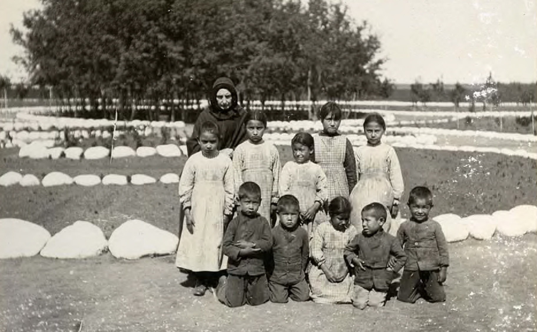 Año 1900: una monja católica romana con estudiantes en la Escuela Residencial India St. Michael en Duck Lake, Territorios del Noroeste, ahora Saskatchewan, Canadá. (Foto: EFE/EPA/Archivos Provinciales de Saskatchewan)
