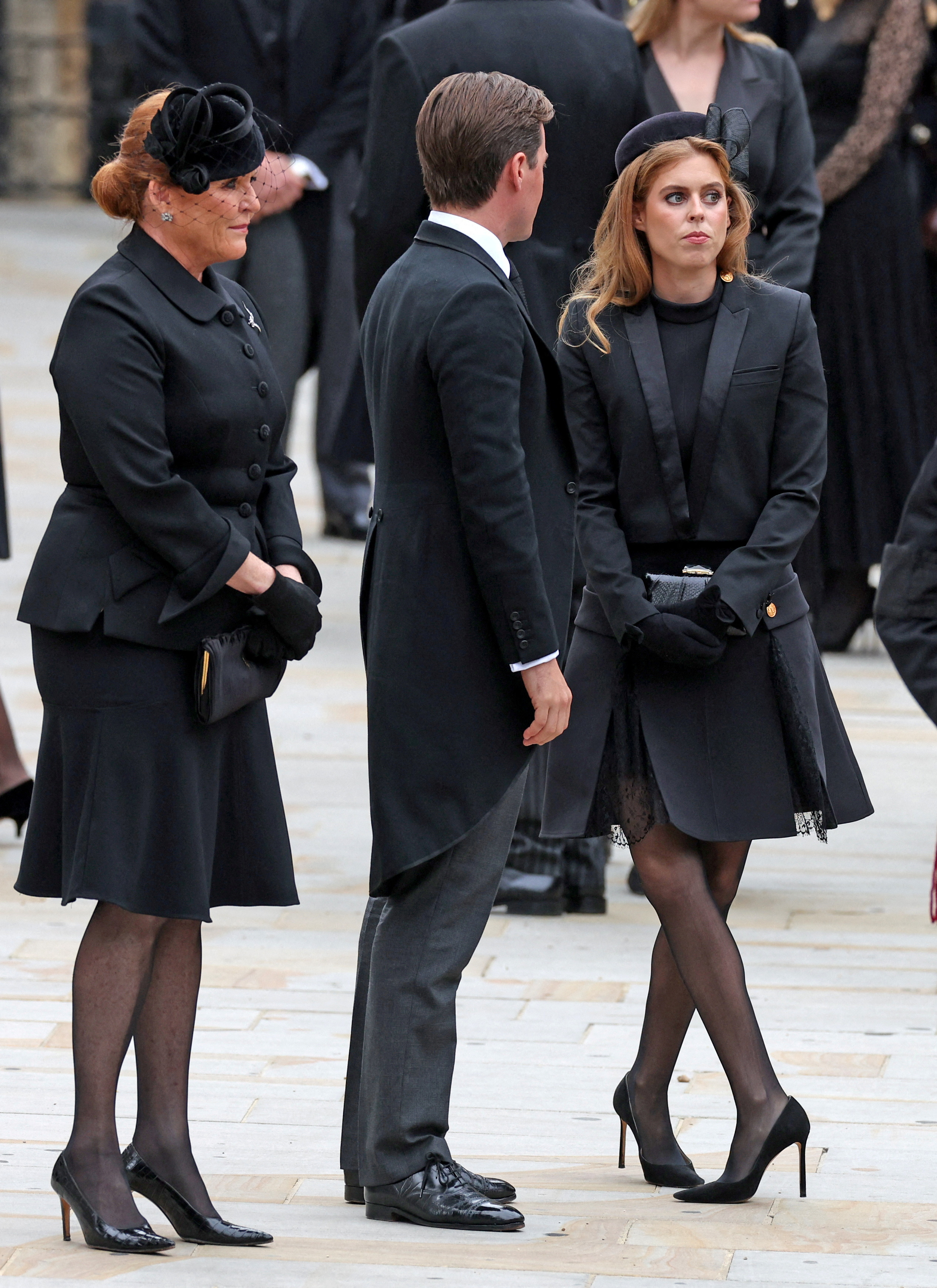 Sarah Ferguson con su hija Beatrice en Westminster Abbey tras el funeral de la reina Isabel II (Reuters)