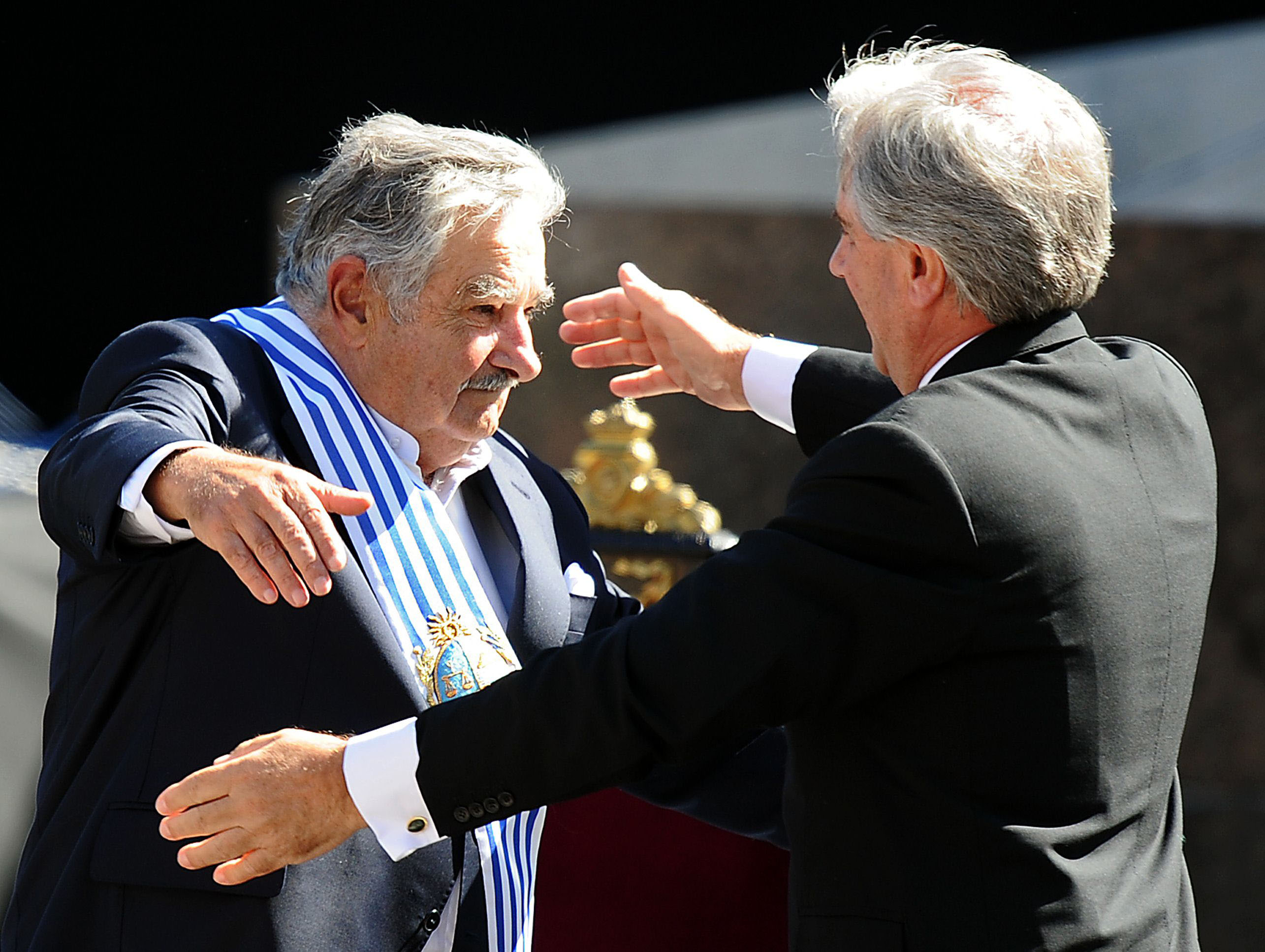Jose "Pepe" Mujica abraza al presidente saliente, Tabaré Vázquez tras recibir de él el mando presidencial. AFP PHOTO/MIGUEL ROJOzzzz