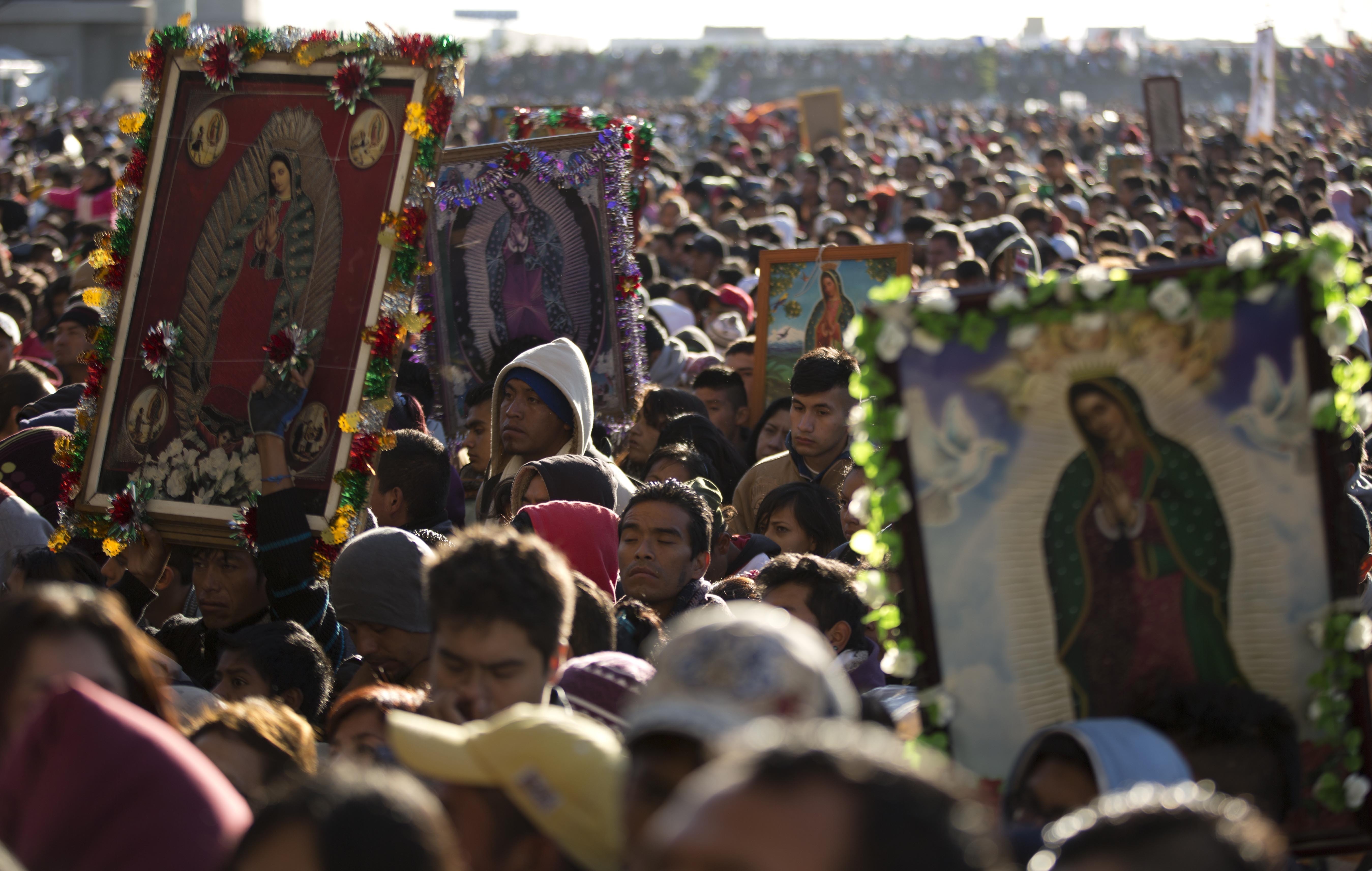 Miles de peregrinos esperan su turno para entrar a la Basílica de Guadalupe, en Ciudad de México  (AP Foto/Eduardo Verdugo, Archivo)