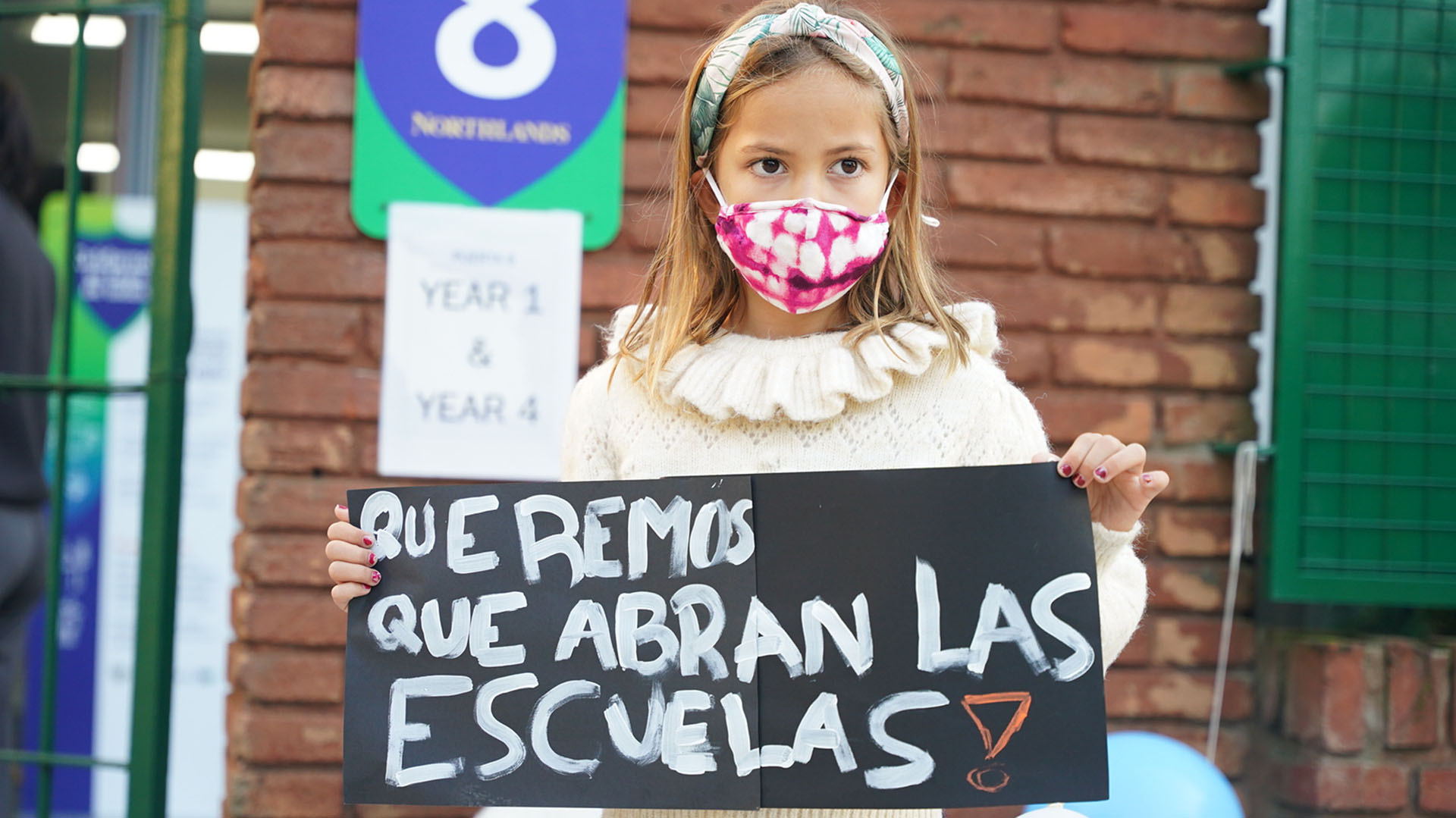 Una alumna del primario del Northlands de Olivos quiere volver a asisitir a la escuela y elaboró su propio cartel de protesta