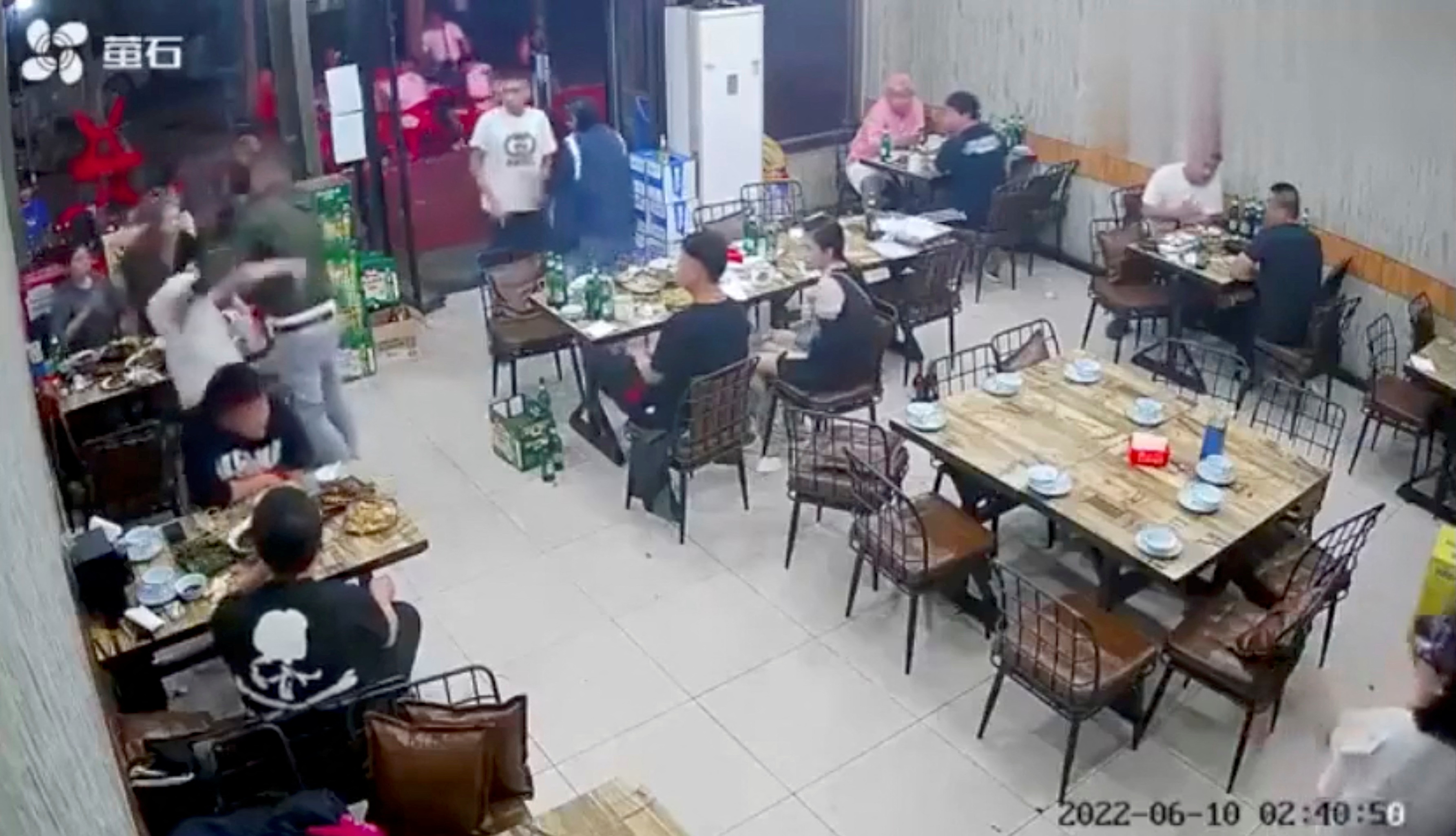 Un hombre ataca a una mujer en un restaurante en la ciudad nororiental de Tangshan, China, el 10 de junio de 2022, en esta captura de pantalla tomada de imágenes de vigilancia obtenidas por REUTERS el 12 de junio de 2022. Video obtenido por Reuters/a través de REUTERS 