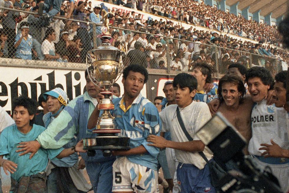 Jugadores de Sporting Cristal dando la vuelta olímpica tras título nacional de 1994. | Foto: GEC