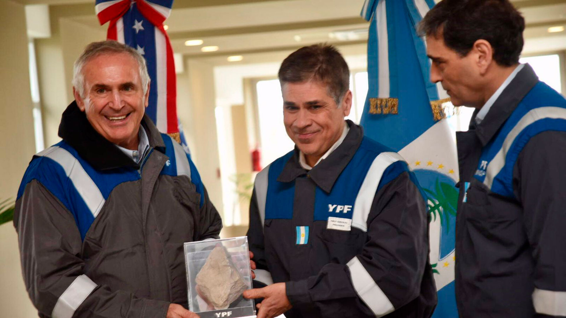 El presidente de YPF, Pablo González, agradeció al embajador la visita
