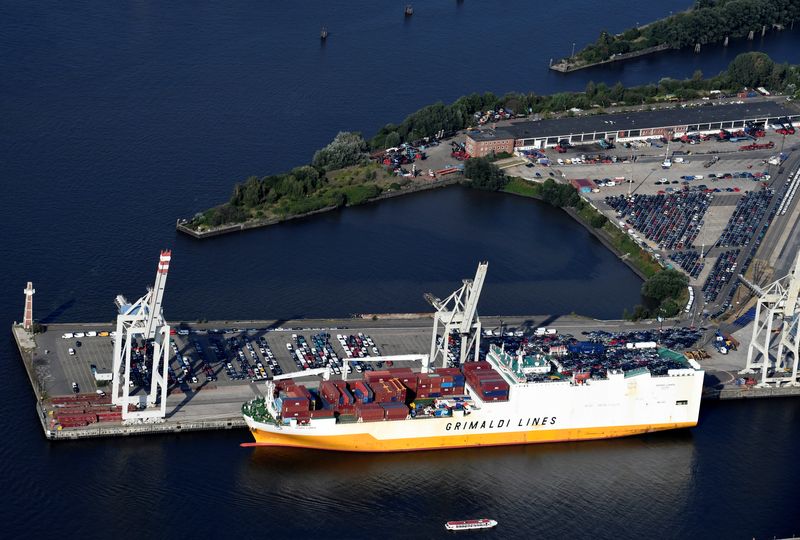 Coches de exportación cargados en un barco RoRo del grupo italiano Grimaldi en una terminal del puerto de Hamburgo, Alemania, 1 de agosto de 2018. REUTERS/Fabian Bimmer/Archivo