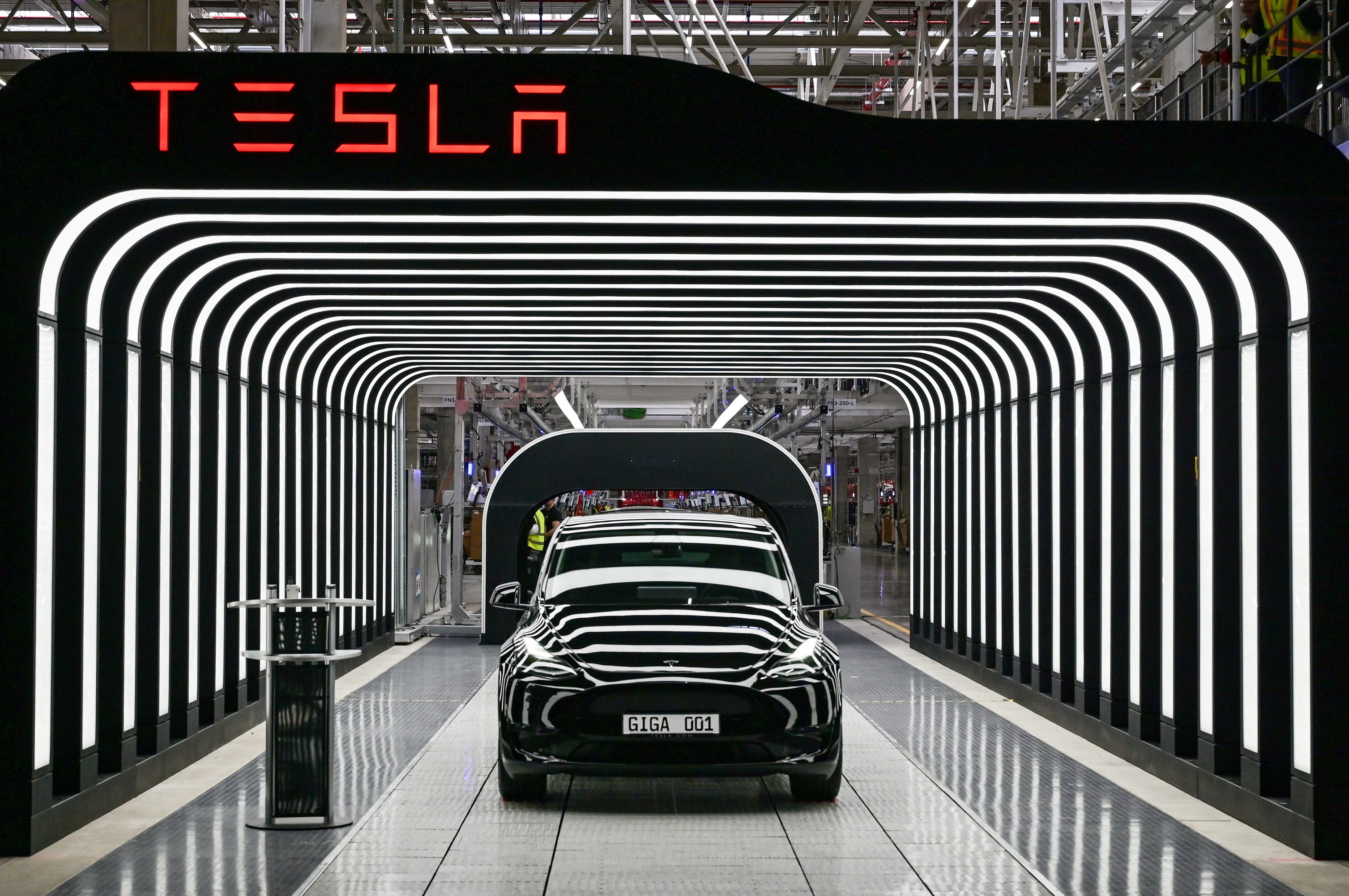 La planta de Tesla en Alemania ha sido tomada como un ejemplo a copiar para la industria por los tiempos de ensamble de los autos eléctricos que produce. Patrick Pleul/Pool via REUTERS/File Photo