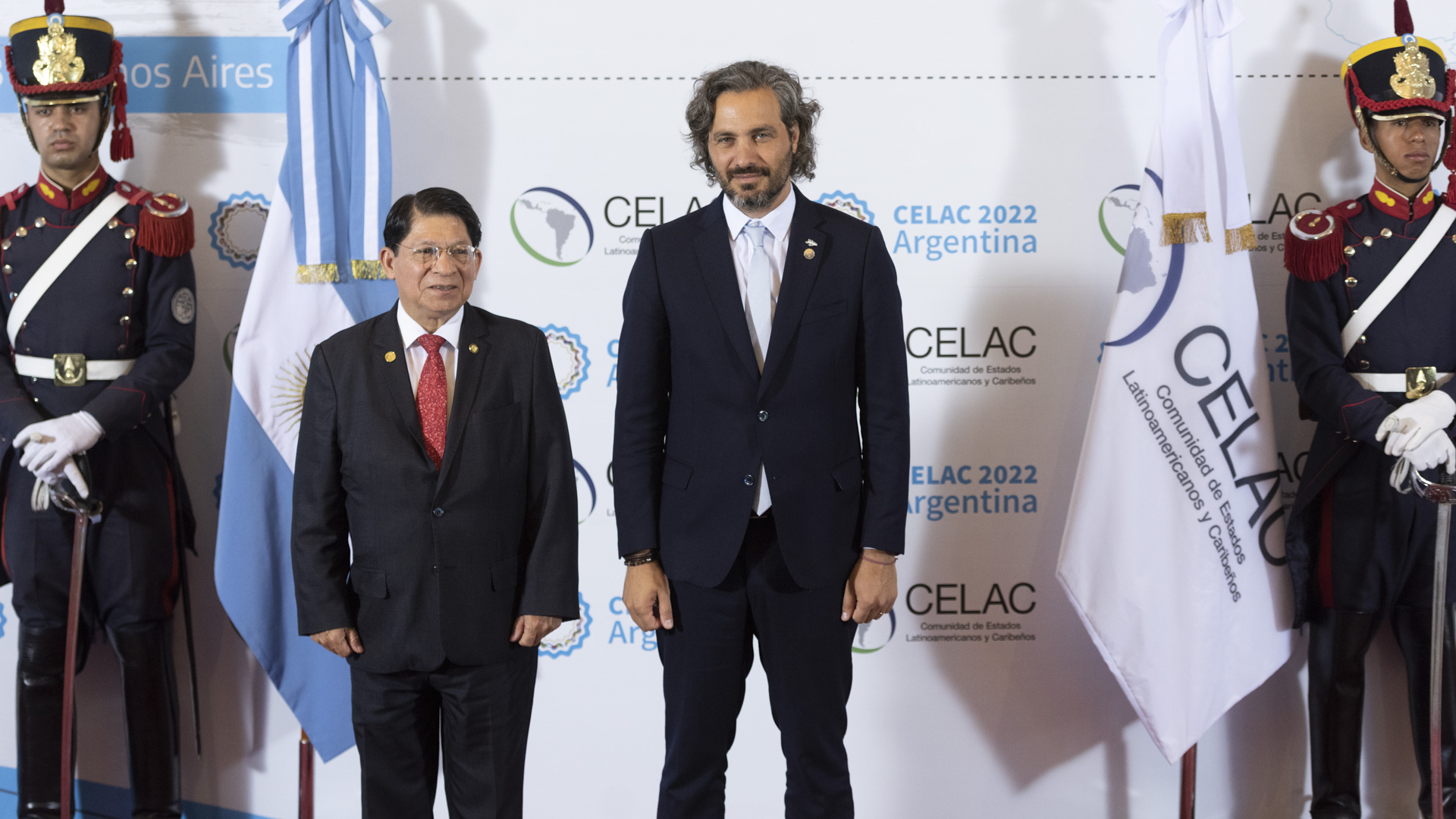 El canciller nicaragüense Denis Moncada posa junto a Santiago Cafiero en la Cumbre de la CELAC que se realizó en Buenos Aires 