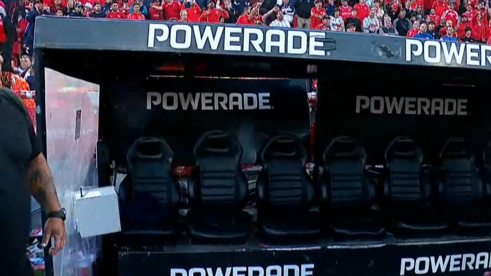 Incidentes en el cl&aacute;sico de Avellaneda: hinchas de Independiente rompieron el banco de suplentes de Racing