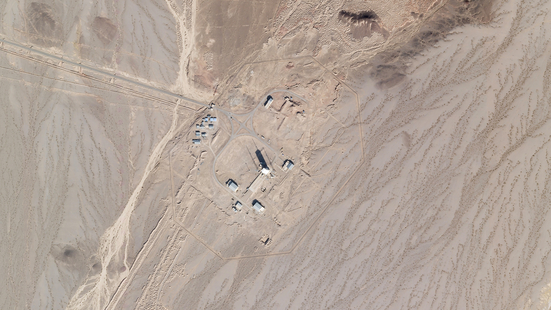 En esta foto satelital se puede observar actividad en el puerto espacial Imam Jomeini en la provincia de Semnan (Planet Labs Inc. via AP)