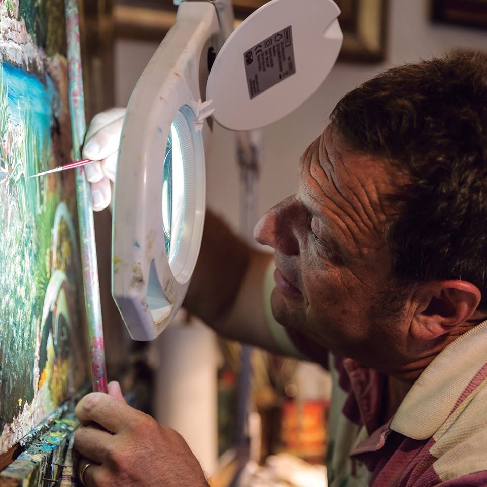 Las pinturas hiperrealistas son la principal actividad del supuesto hijo perdido del capo Pablo Escobar.