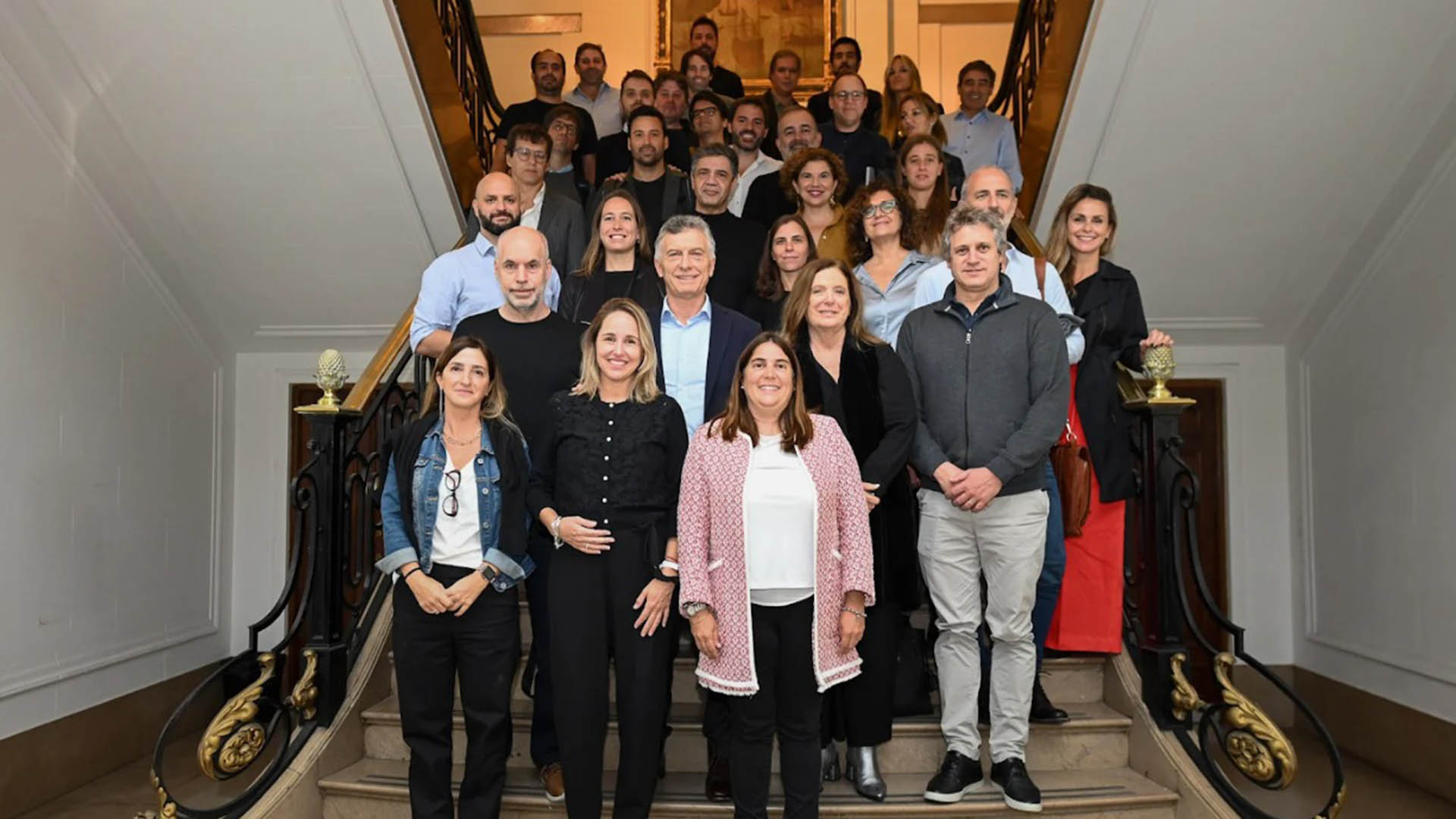 Macri junto al equipo de gobierno de la Ciudad en la escalera de Bolívar 1