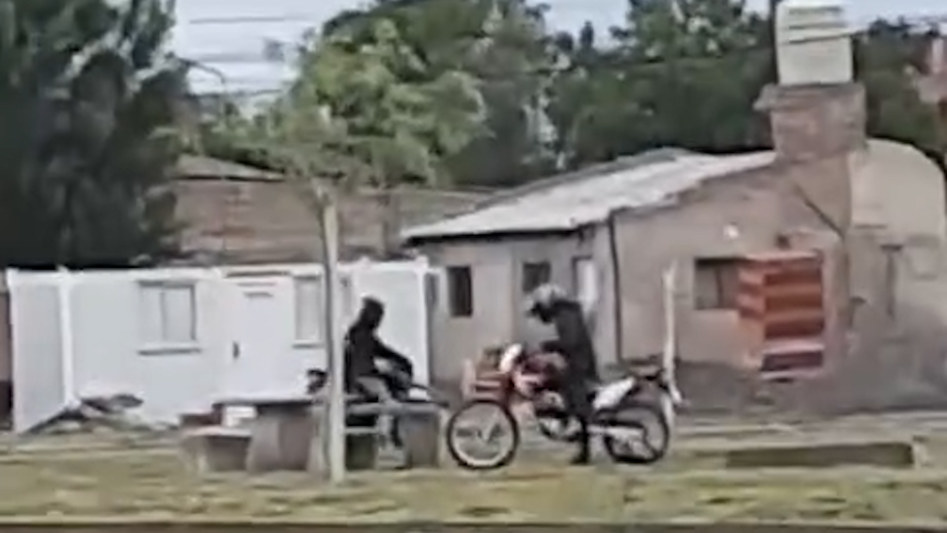 Violento ataque de motochorros a una pareja en Río Negro: les gatillaron tres veces para robarles