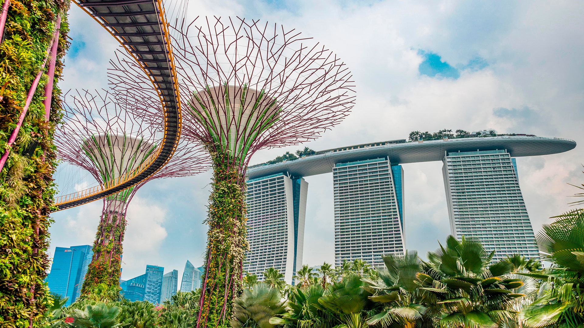 Singapur desciende hasta el cuarto lugar y se coloca con un WCOL de 102. “Los precios en Singapur cayeron cuando la pandemia provocó un éxodo de trabajadores extranjeros. Con la contracción de la población de la ciudad, la demanda ha disminuido y la deflación ha comenzado”, explica el informe 
