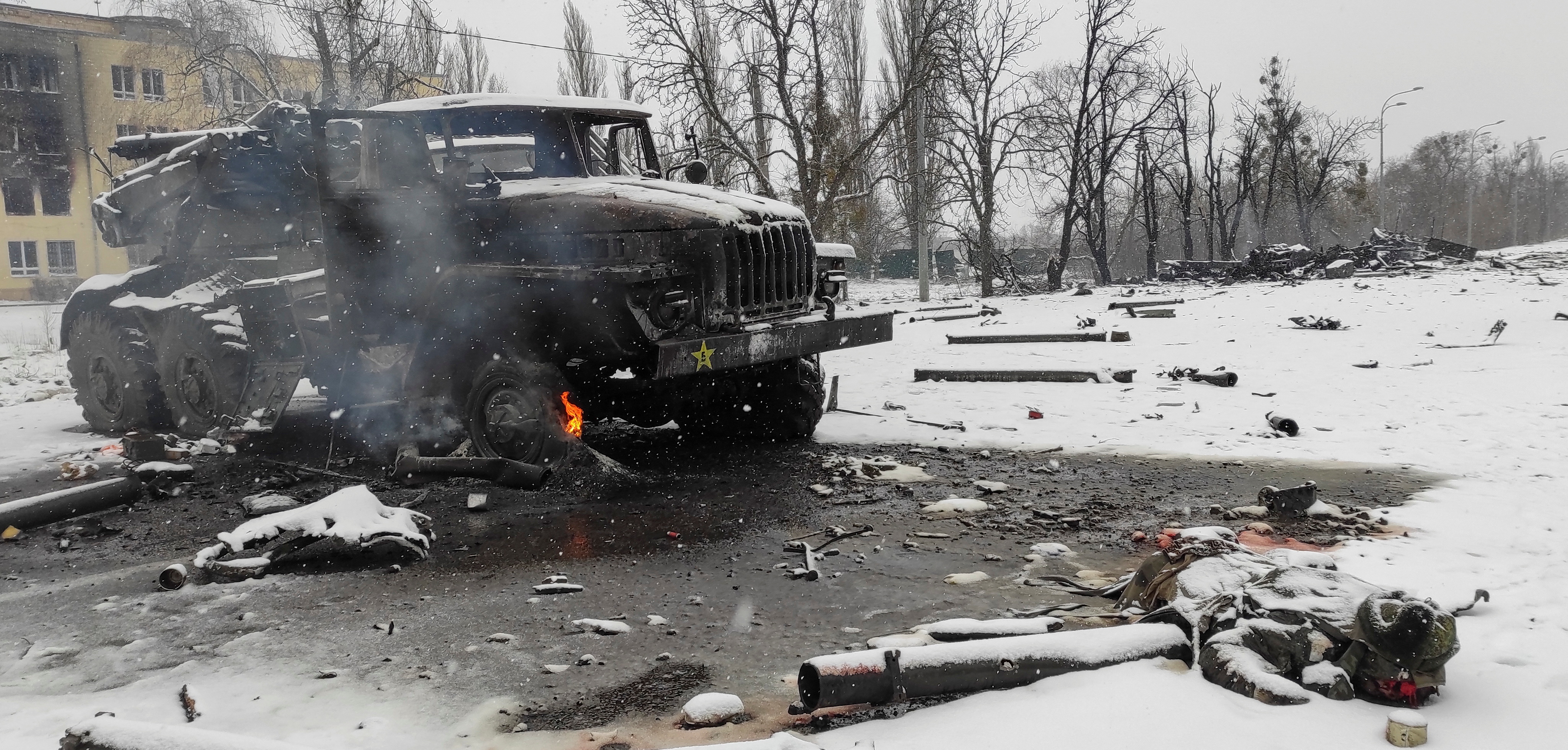 Una vista muestra un lanzacohetes múltiple del ejército ruso destruido con la letra "Z" pintada en su lado en Kharkiv, Ucrania 25 de febrero de 2022 (Reuters)
