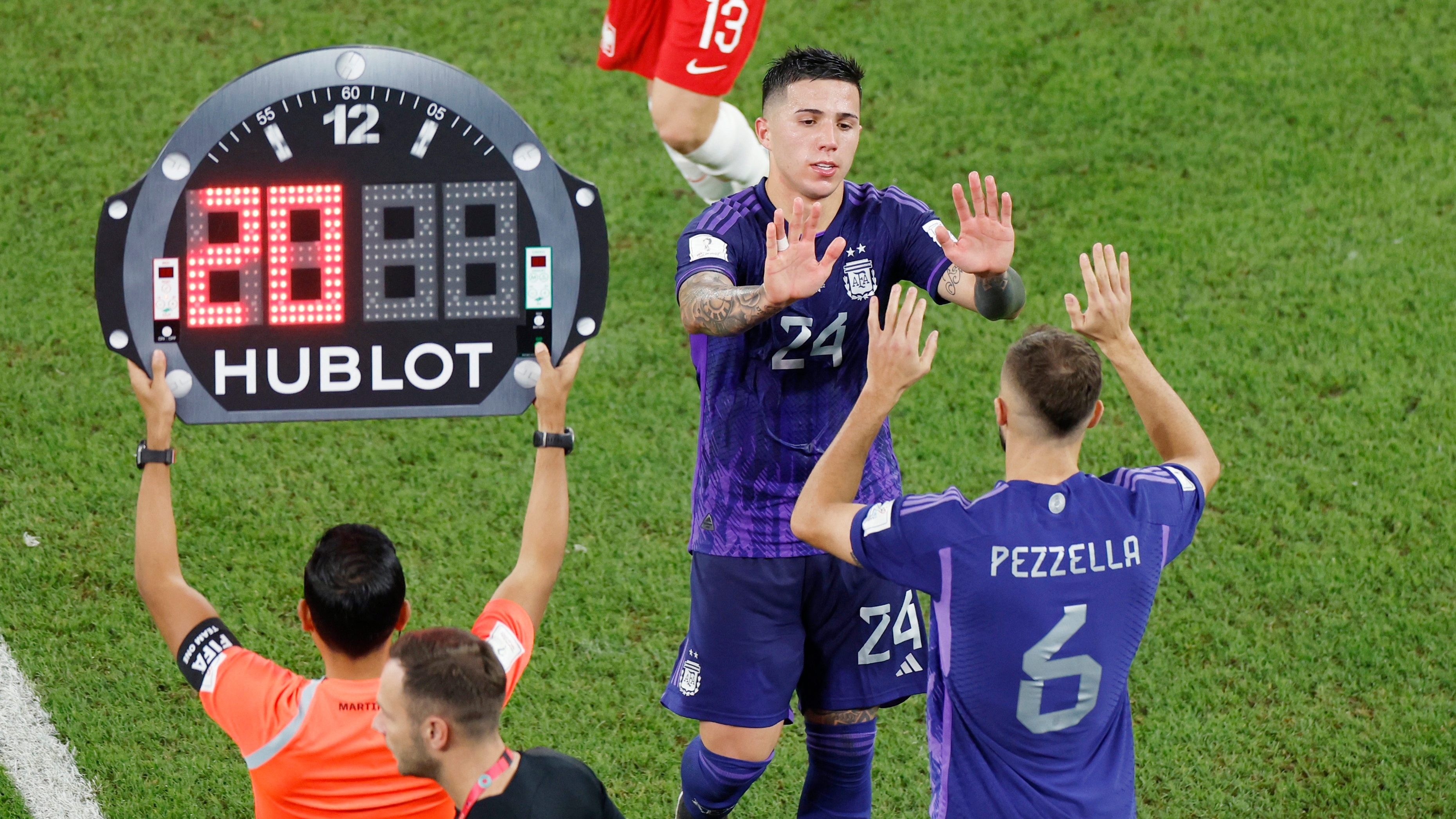 Enzo Fernández anotó un gol contra México y sumó una asistencia ante Polonia (Foto: Reuters)