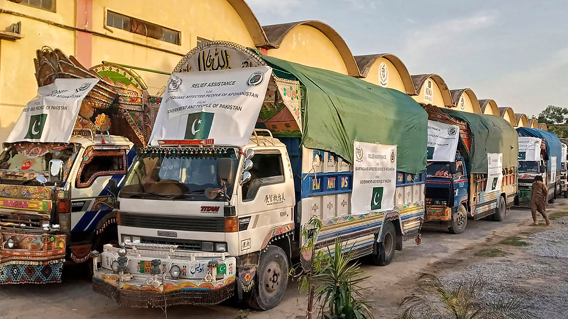 En esta foto publicada por la Autoridad Nacional de Gestión de Desastres de Pakistán, un convoy de camiones que transportan artículos de socorro, incluidas tiendas de campaña, mantas y medicamentos de emergencia para las zonas afectadas por el terremoto de Afganistán, se prepara para partir hacia Afganistán en un almacén en Islamabad, Pakistán, el jueves 23 de junio de 2022 (Autoridad Nacional de Manejo de Desastres vía AP)

