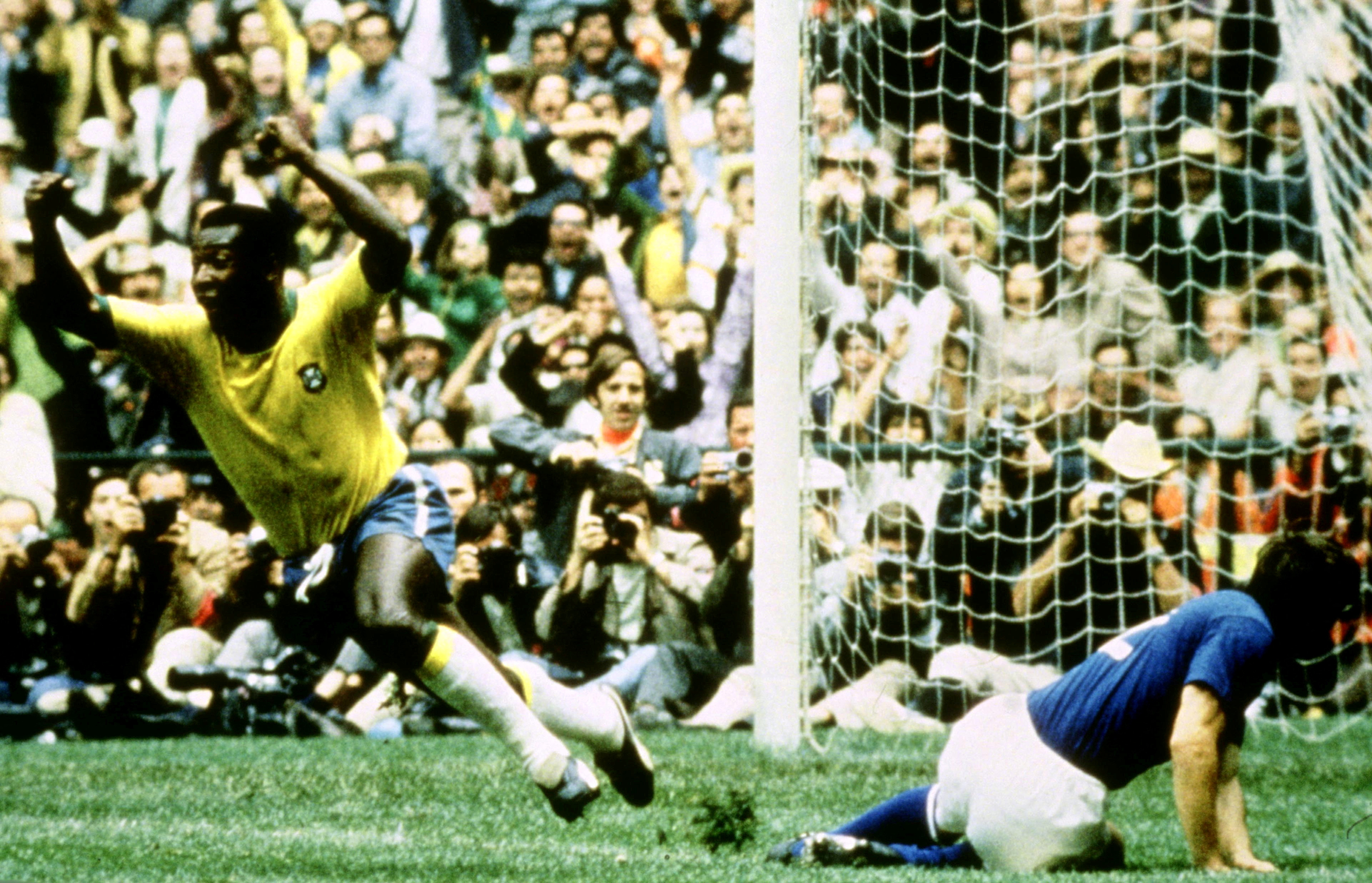 Pelé festeja frente a Italia en el estadio Azteca en la final del Mundial de 1970. Por primera vez, se veía en directo en Buenos Aires e inauguraba una nueva era en la televisión