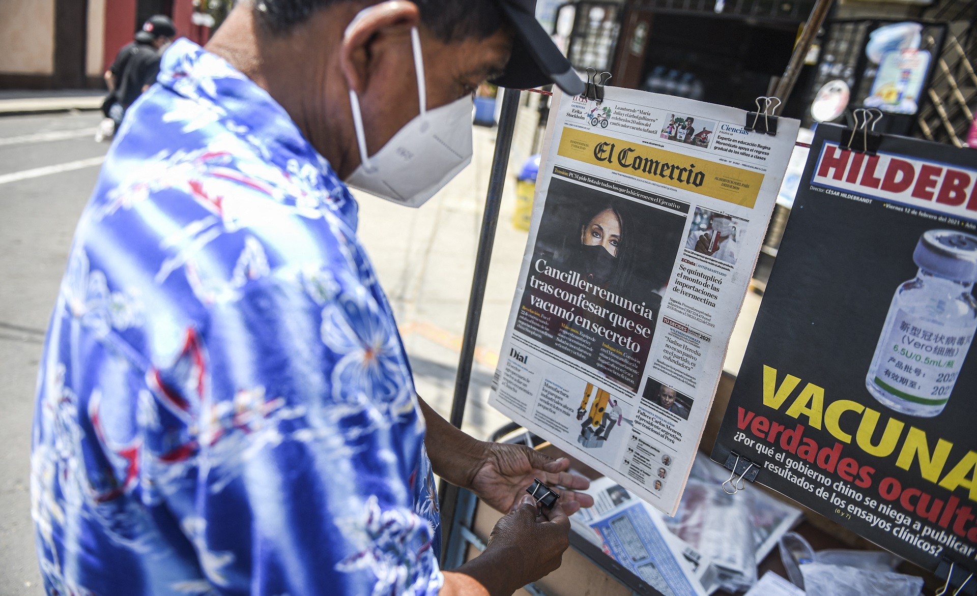 Ciudadanos leen las noticias del escándalo Vacunagate (AFP)