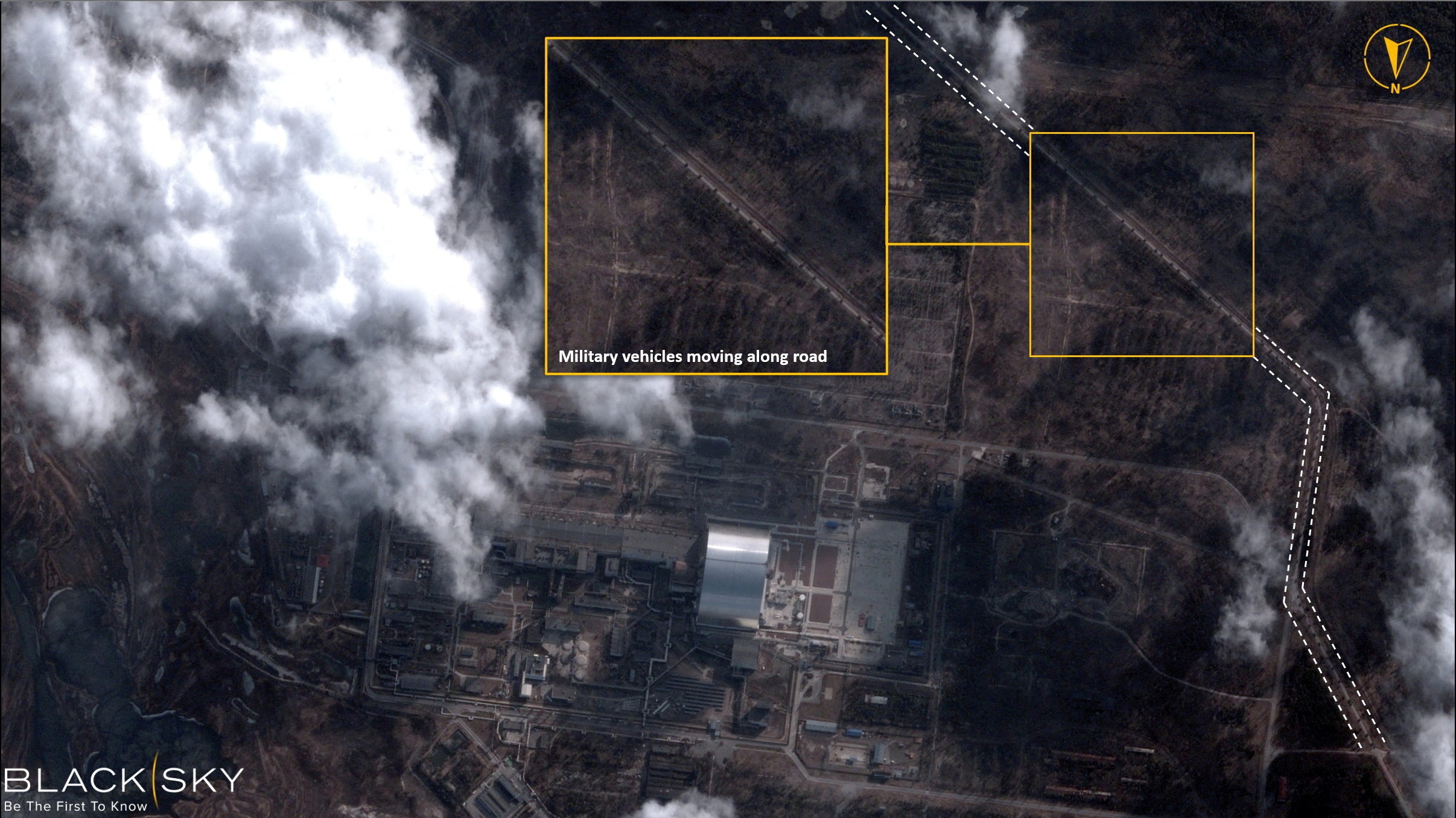 Una imagen satelital con gráficos superpuestos muestra vehículos militares junto a la planta de energía nuclear de Chernobyl, en Chernobyl, Ucrania, el 25 de febrero de 2022. (BlackSky/Folleto vía REUTERS)