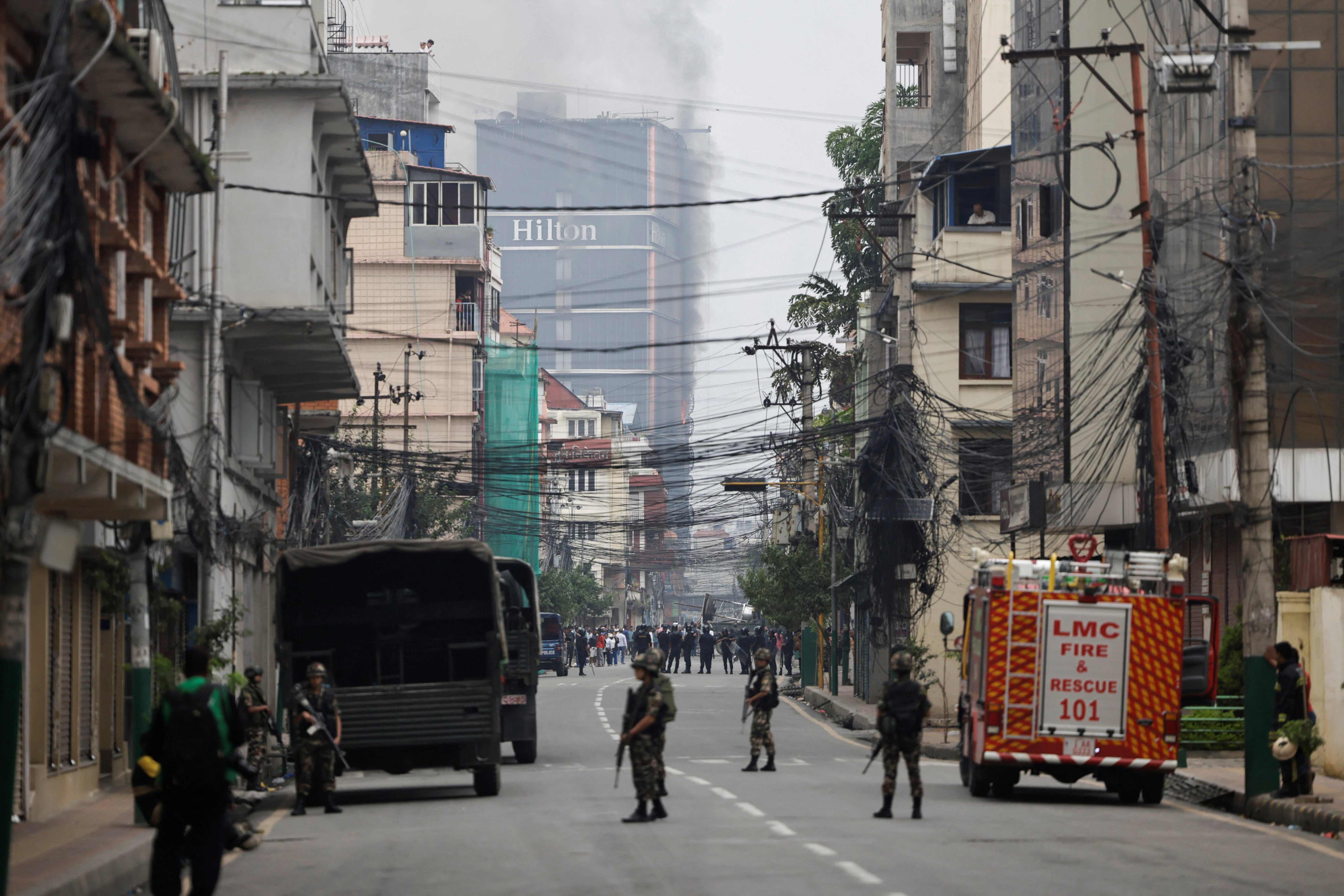 Nepal extendió el toque de queda tras los violentos disturbios que dejaron 25 muertos y forzaron la renuncia del gobierno