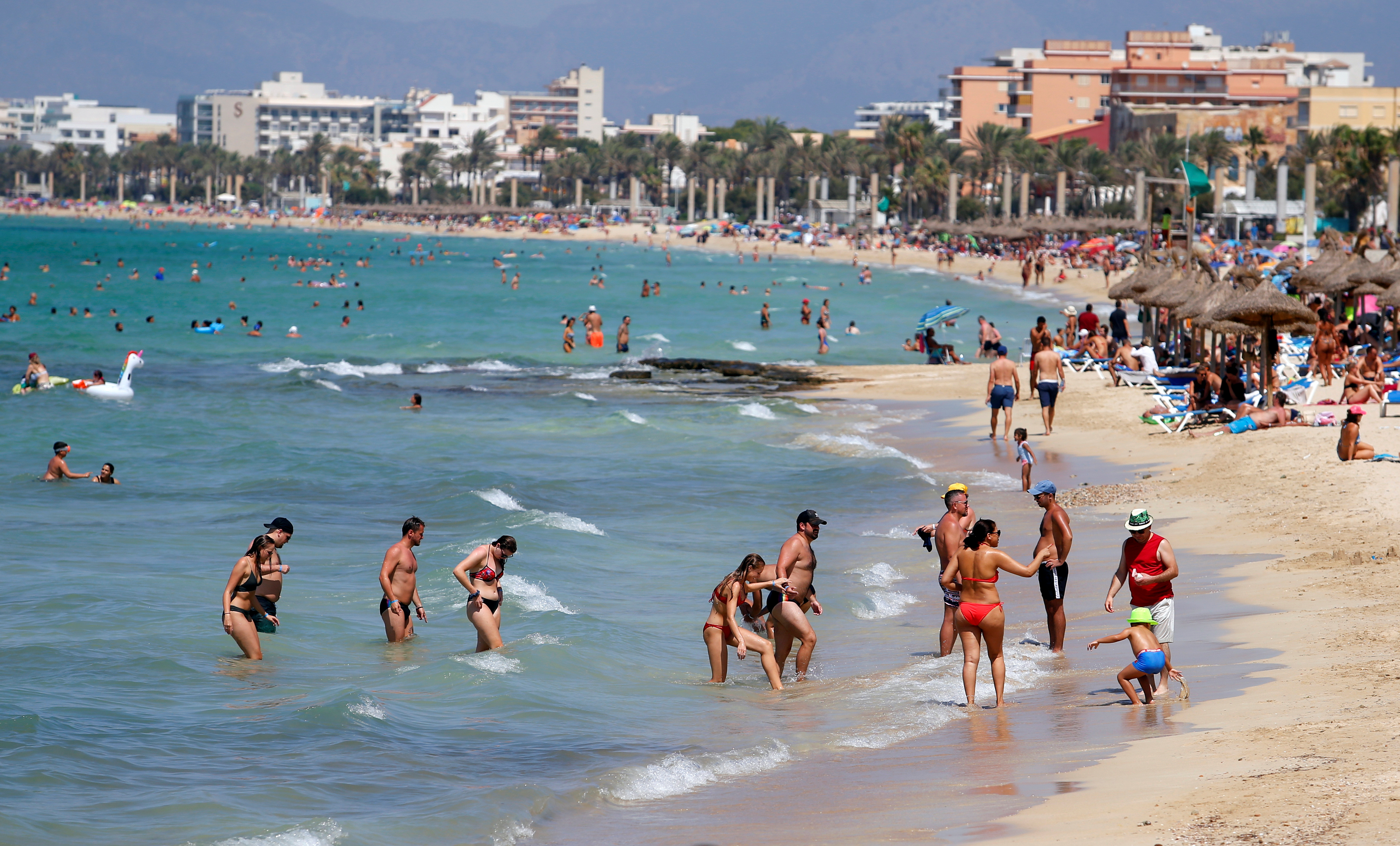 Veraneantes en la playa de El Arenal en Palma de Mallorca, uno de los primeros lugares que se reabrió para el turismo en España (REUTERS/Enrique Calvo)