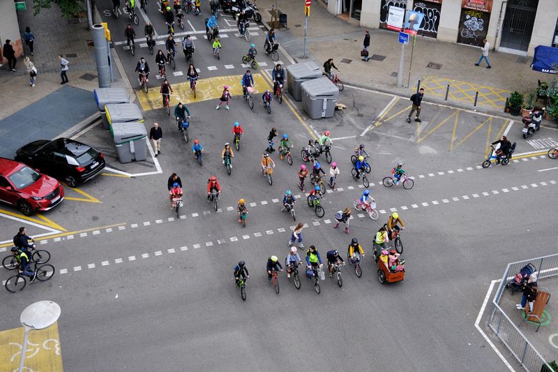 Niños y padres voluntarios van en bicicleta a la escuela en calles sin coches como parte del 'bicibus' de la ciudad en Barcelona, España, 18 de noviembre de 2022. REUTERS/Nacho Doce