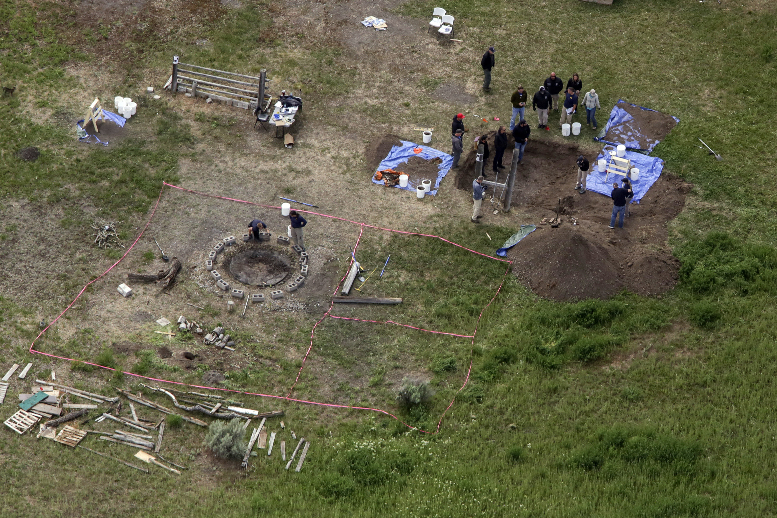 Archivo - Fotografía aérea de la zona donde los investigadores buscaban restos humanos en la residencia de Chad Daybell en Salem, Idaho  (John Roark/The Idaho Post-Register vía AP, Archivo)