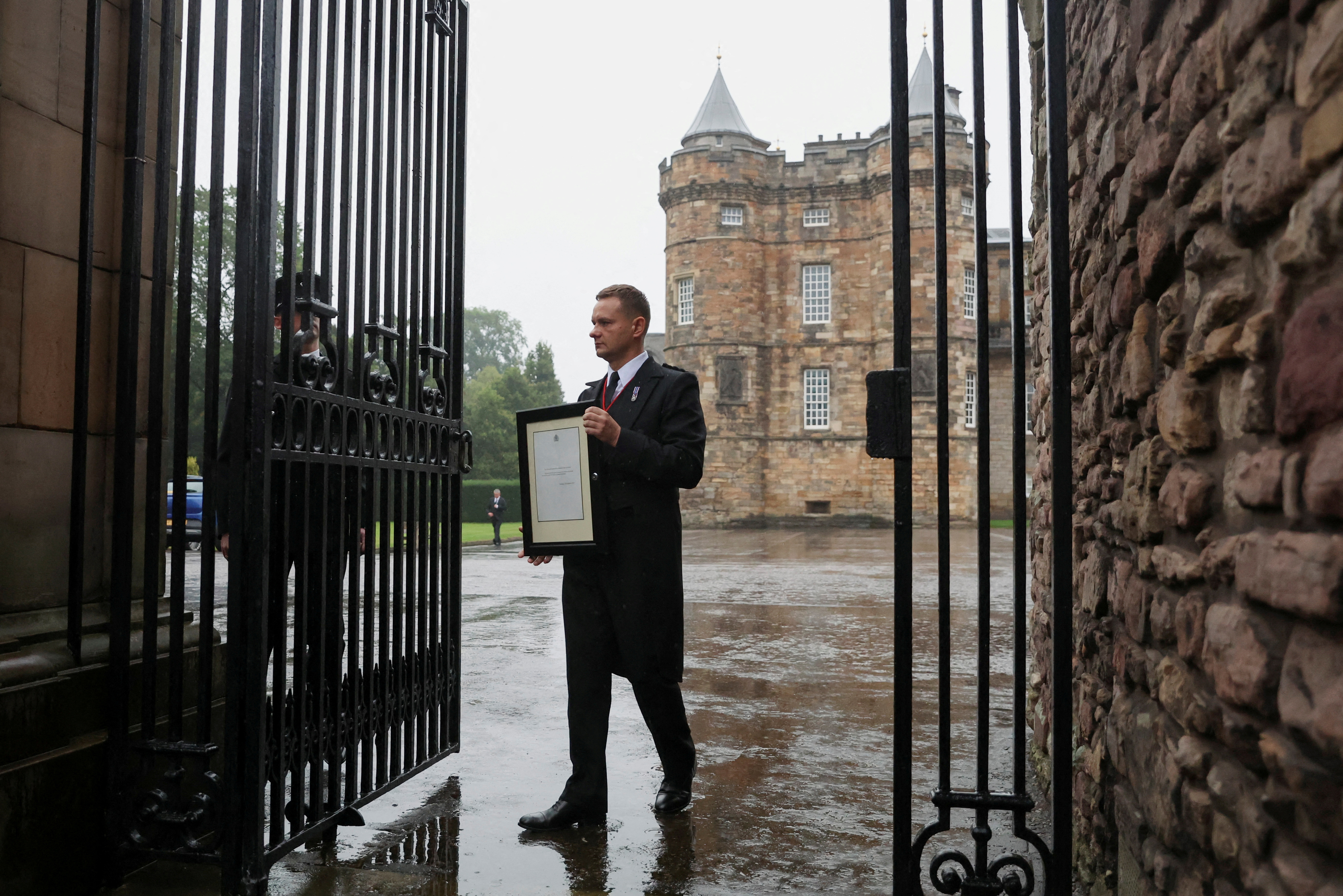 Las exequias de la reina llegarán al Palacio de Holyroodhouse, de 500 años de antigüedad, al pie de la colina de Arthur’s Seat en Edimburgo