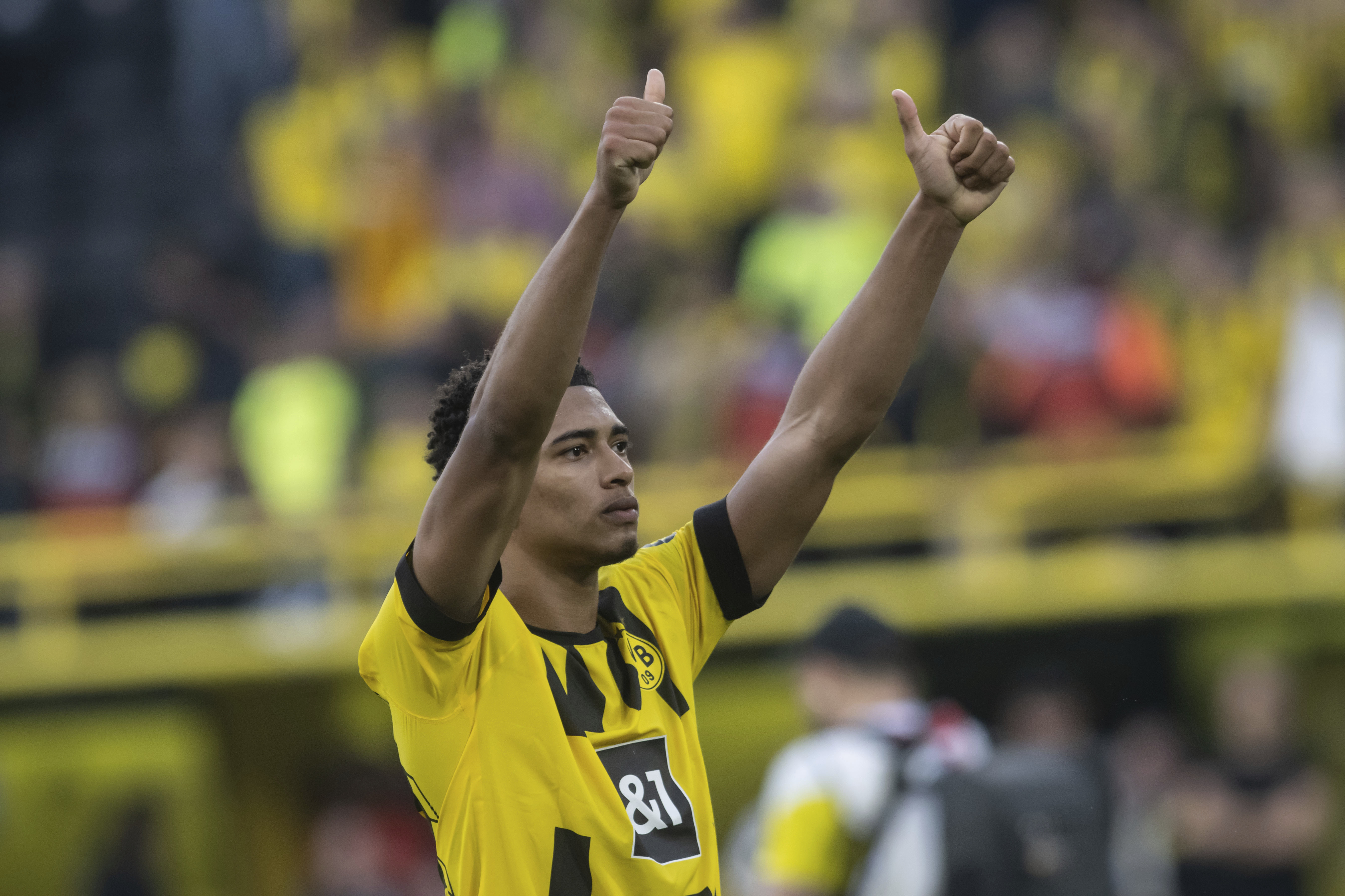 Jude Bellingham saluda a la afición del Borussia Dortmund. 