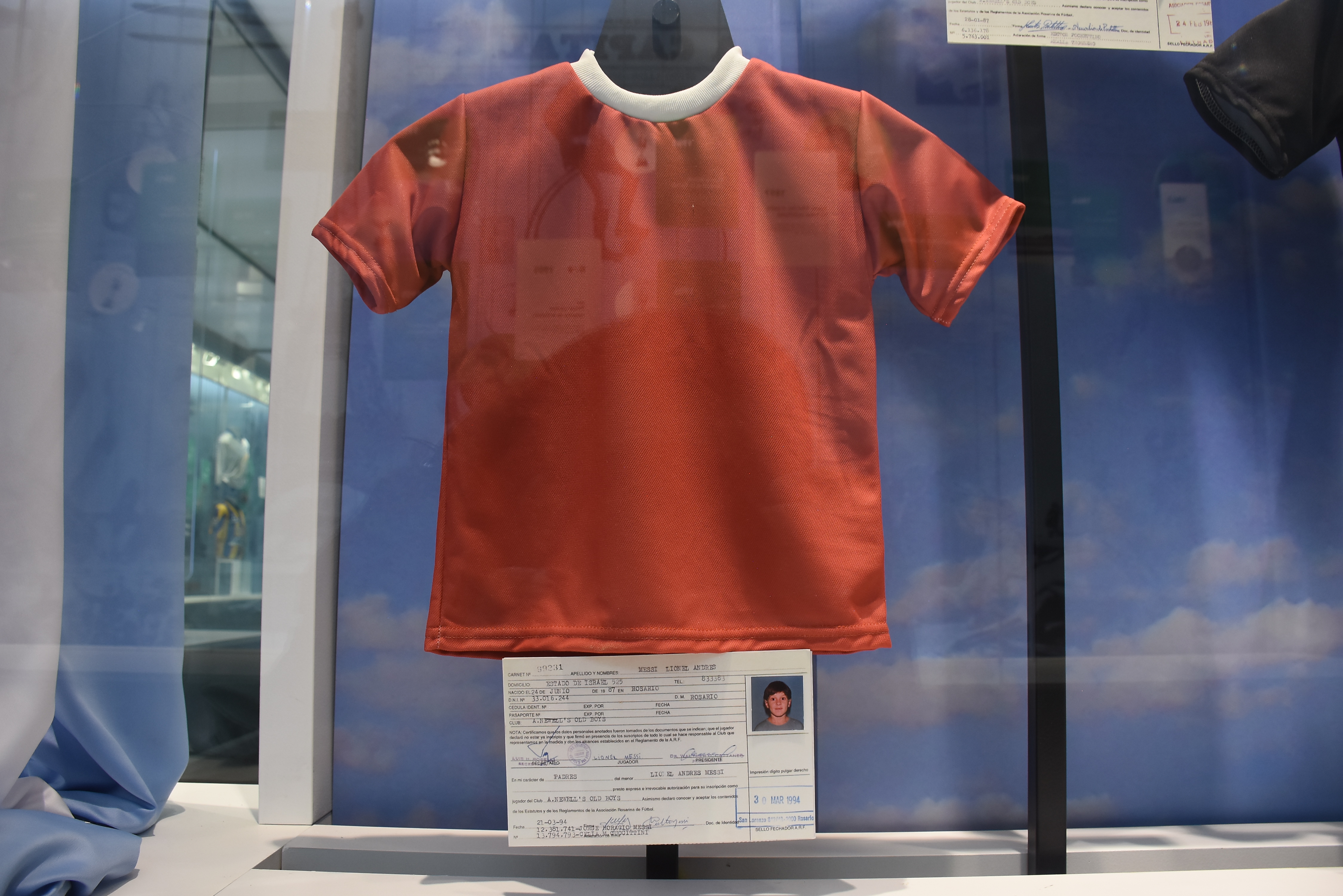 La primera camiseta de Messi en Grandoli y su ficha, algunos de los documentos que se exhiben en el Museo del Deporte de Santa Fe