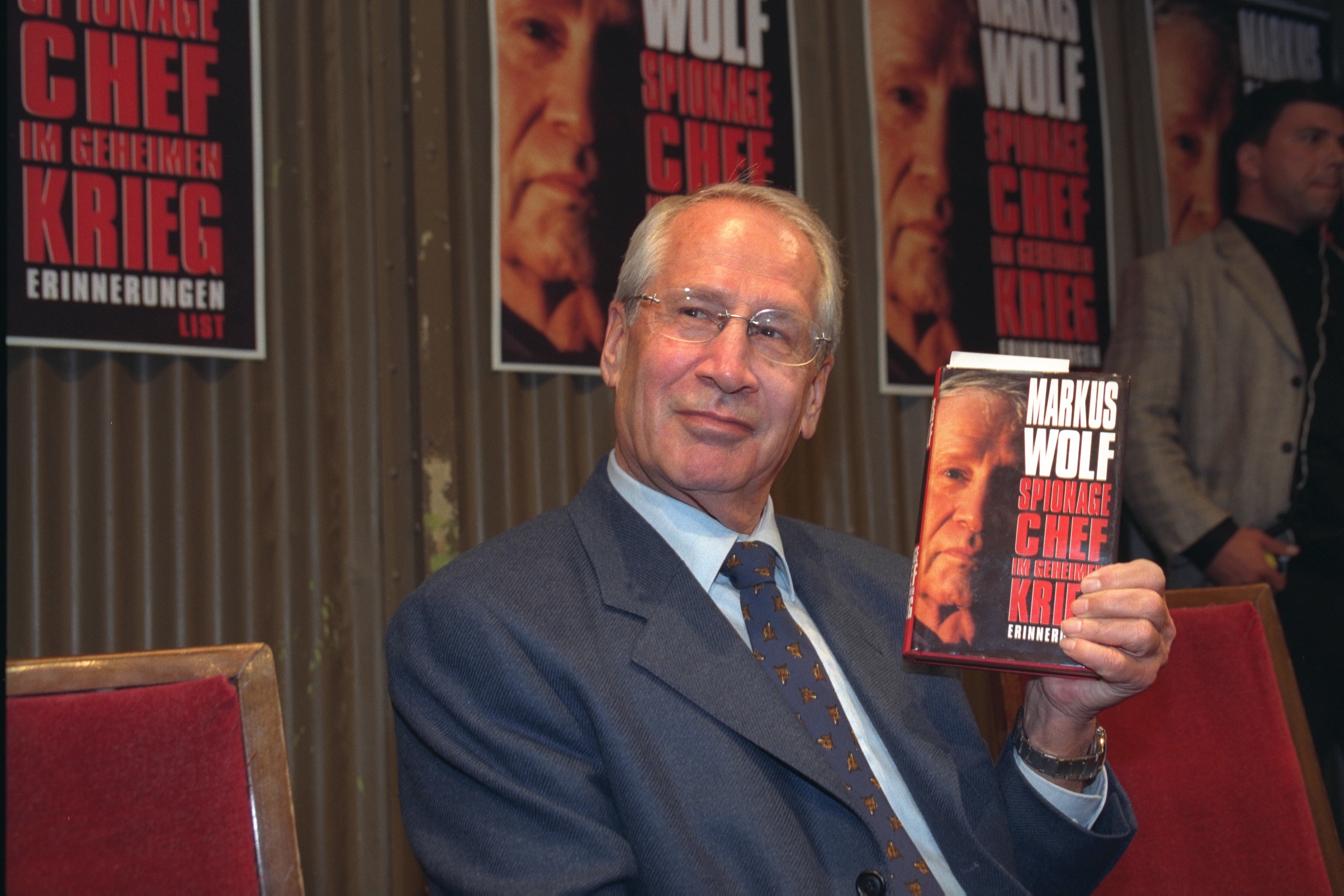 Luego de la caída del muro de Berlín en 1989, Wolf se había convertido, como Le Carré, en un prolífico autor de novelas de espías (Photo by Ronald Siemoneit/Sygma/Sygma via Getty Images)