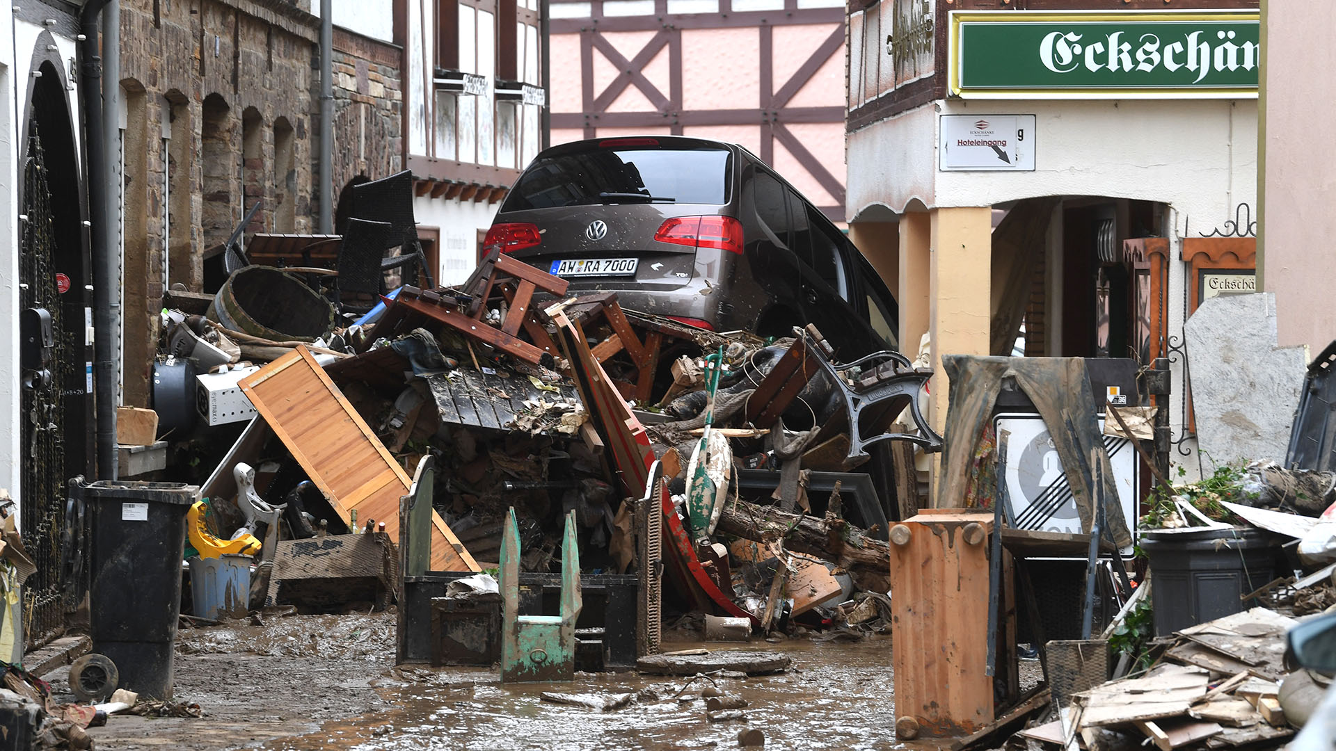 Los escombros y un automóvil dañado se amontonan en una calle de Bad Neuenahr-Ahrweiler, en el oeste de Alemania
