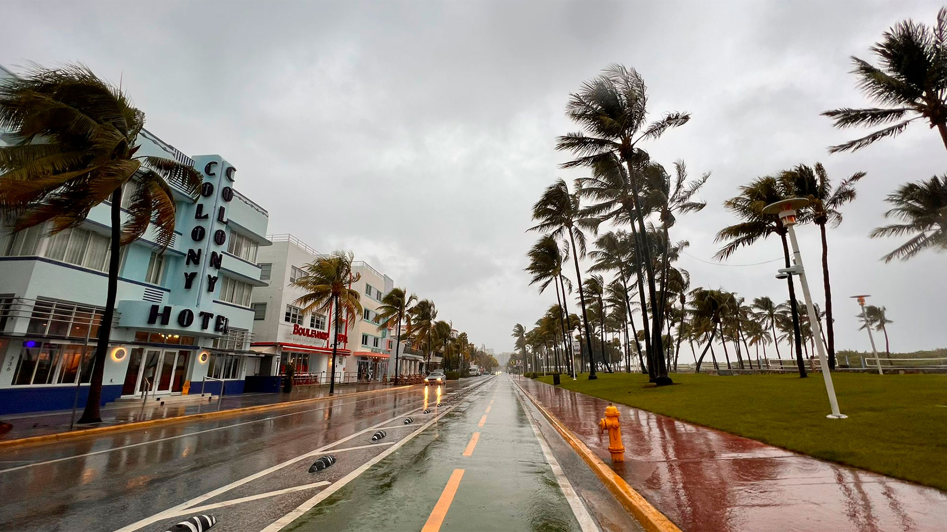 Las lluvias asociadas con las bandas externas Ian están afectando al sur de la Florida. Foto de Ocean Drive a las 10 de la mañana del Martes (Opy Morales, Infobae)