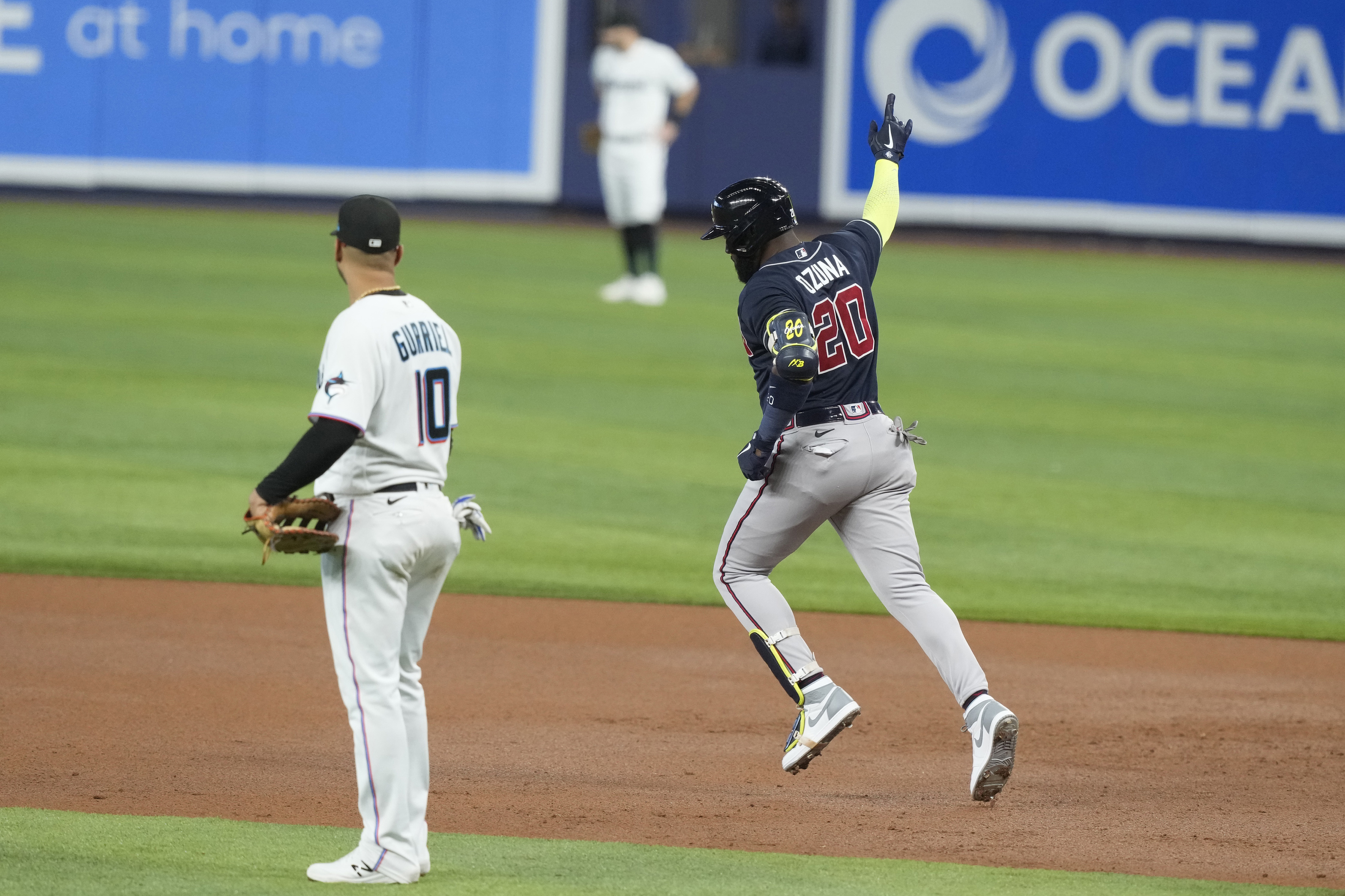 Marcell Ozuna (20), bateador designado de los Bravos de Atlanta, celebra después de conectar un grand slam en la segunda entrada del juego de béisbol en contra de los Marlins de Miami, el miércoles 3 de mayo de 2023, en Miami. (AP Foto/Marta Lavandier)