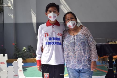 Pan American Chess: Meet Diego, the teenager who won a gold medal and defeated world-class opponents 2 Diego's mother is proud of her son.