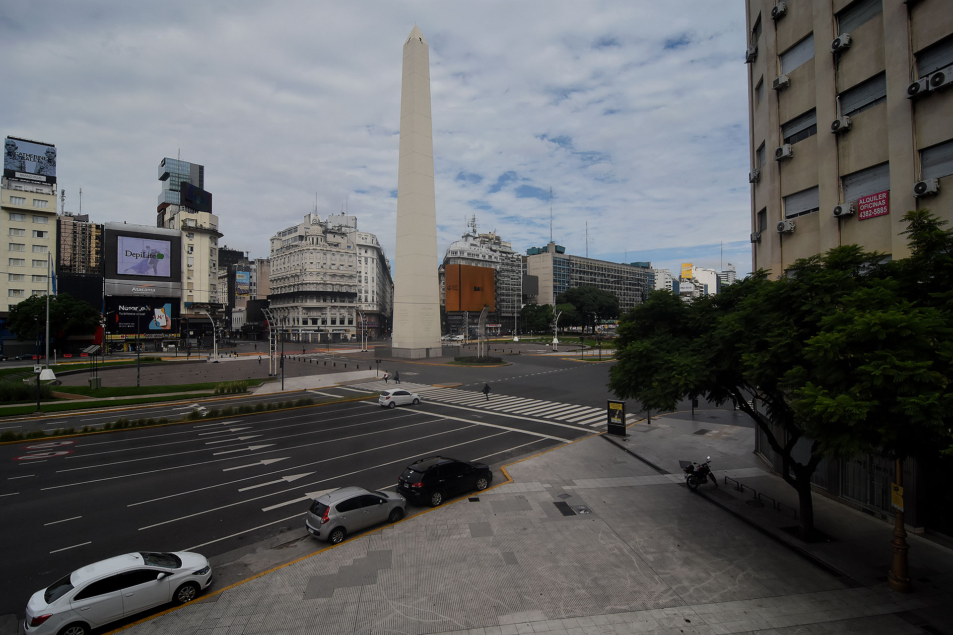 La 9 de Julio, a la altura del Obelisco, sin peatones ni vehículos