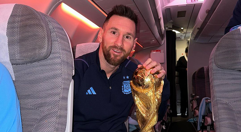 La intimidad del vuelo de los campeones del mundo rumbo a la Argentina: la sonrisa de Messi con la copa y la divertida frase de Dibu Martínez