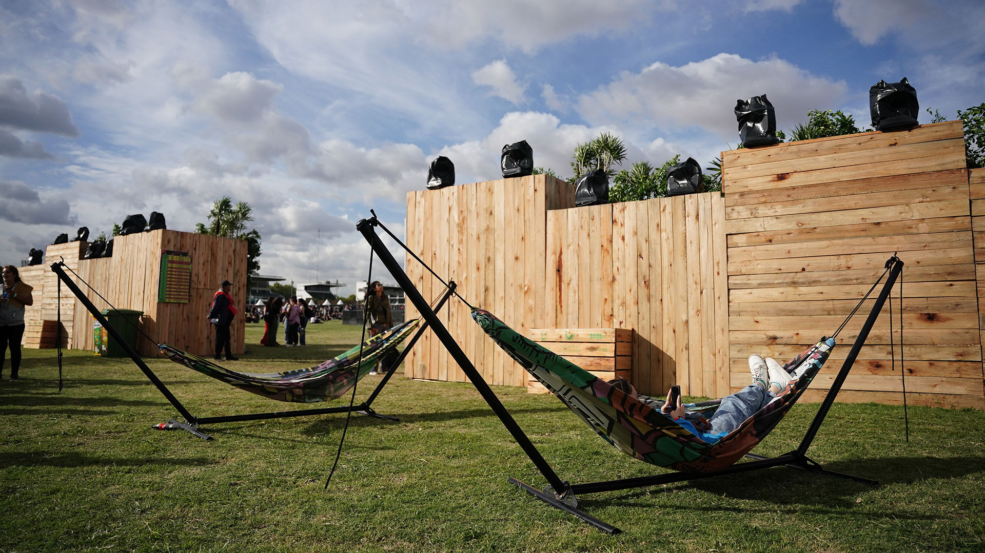 Lugar de descanso al aire libre: hamacas paraguayas al estilo camping complementaron los espacios verdes que disfrutaron en el Lollapalooza