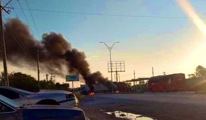 Los bloqueos y quema de vehículos se realizaron en las vialidades de acceso a la ciudad de Matamoros (Foto: Especial)
